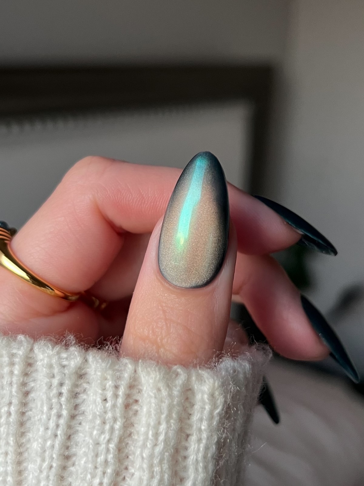 Манікюр з “вологим” блиском — скляний ефект на нігтях