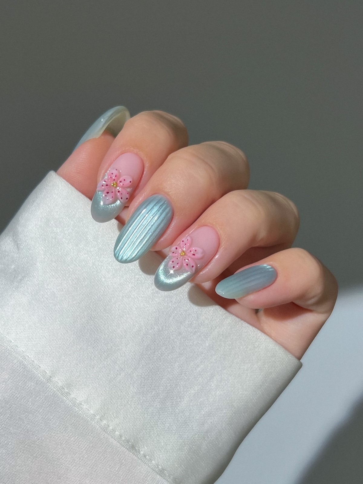 Манікюр з “вологим” блиском — скляний ефект на нігтях