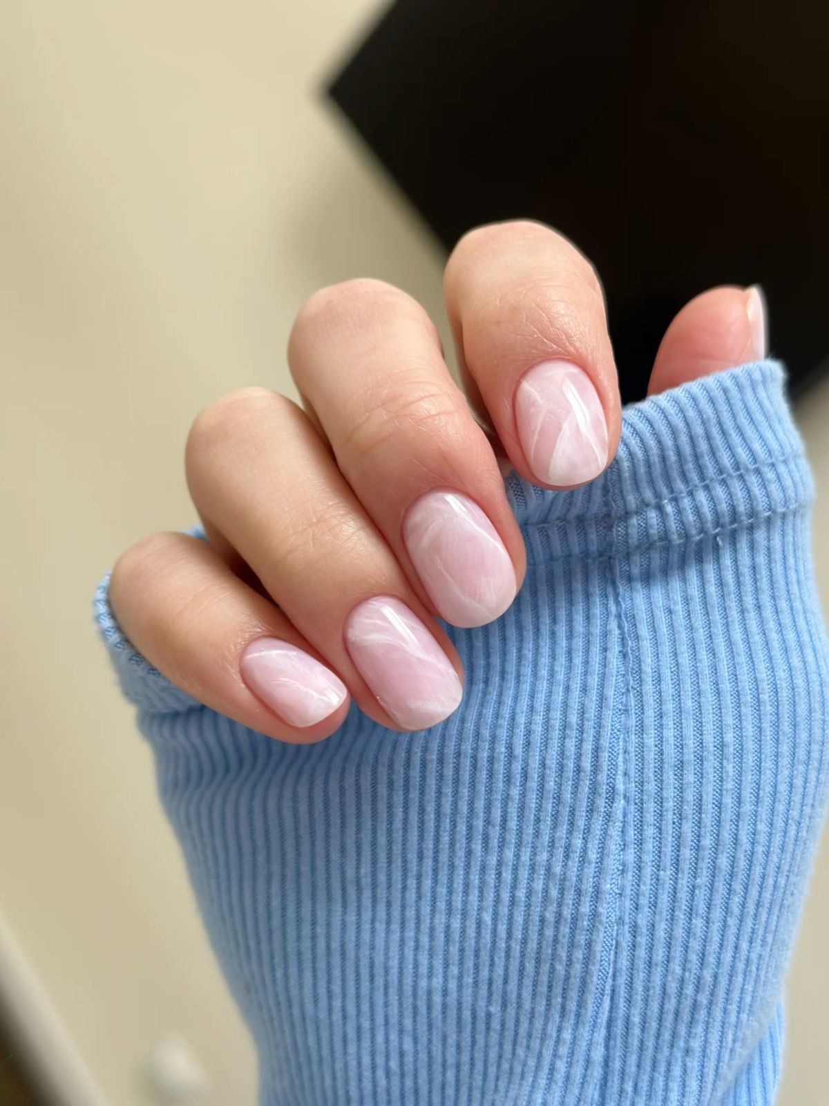 Мармуровий манікюр 2026: м’які прожилки і кам’яний ефект