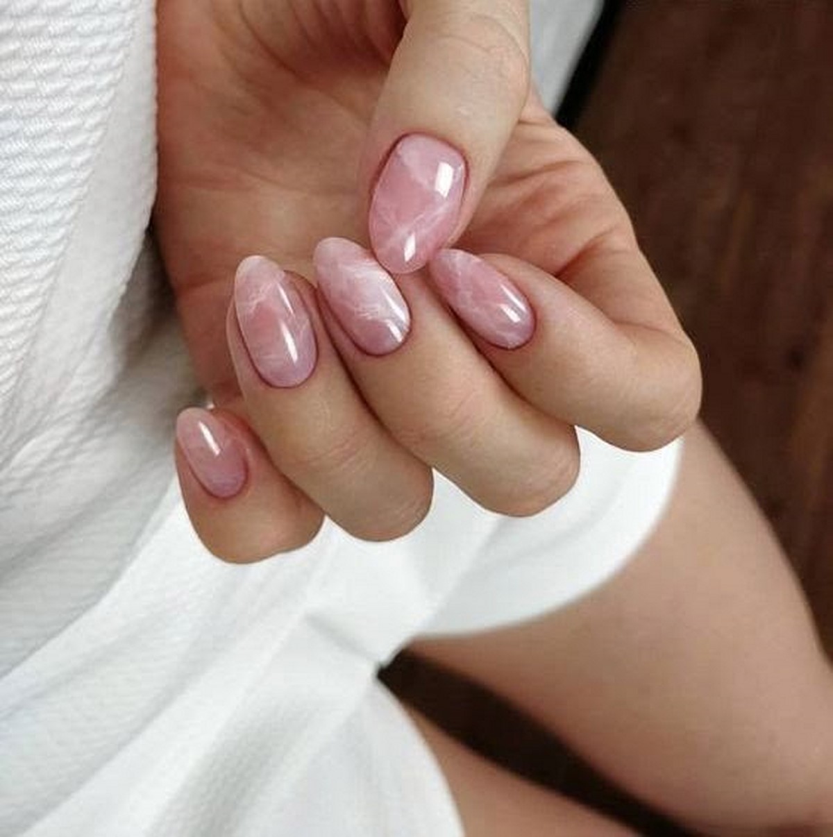 Мармуровий манікюр 2026: м’які прожилки і кам’яний ефект