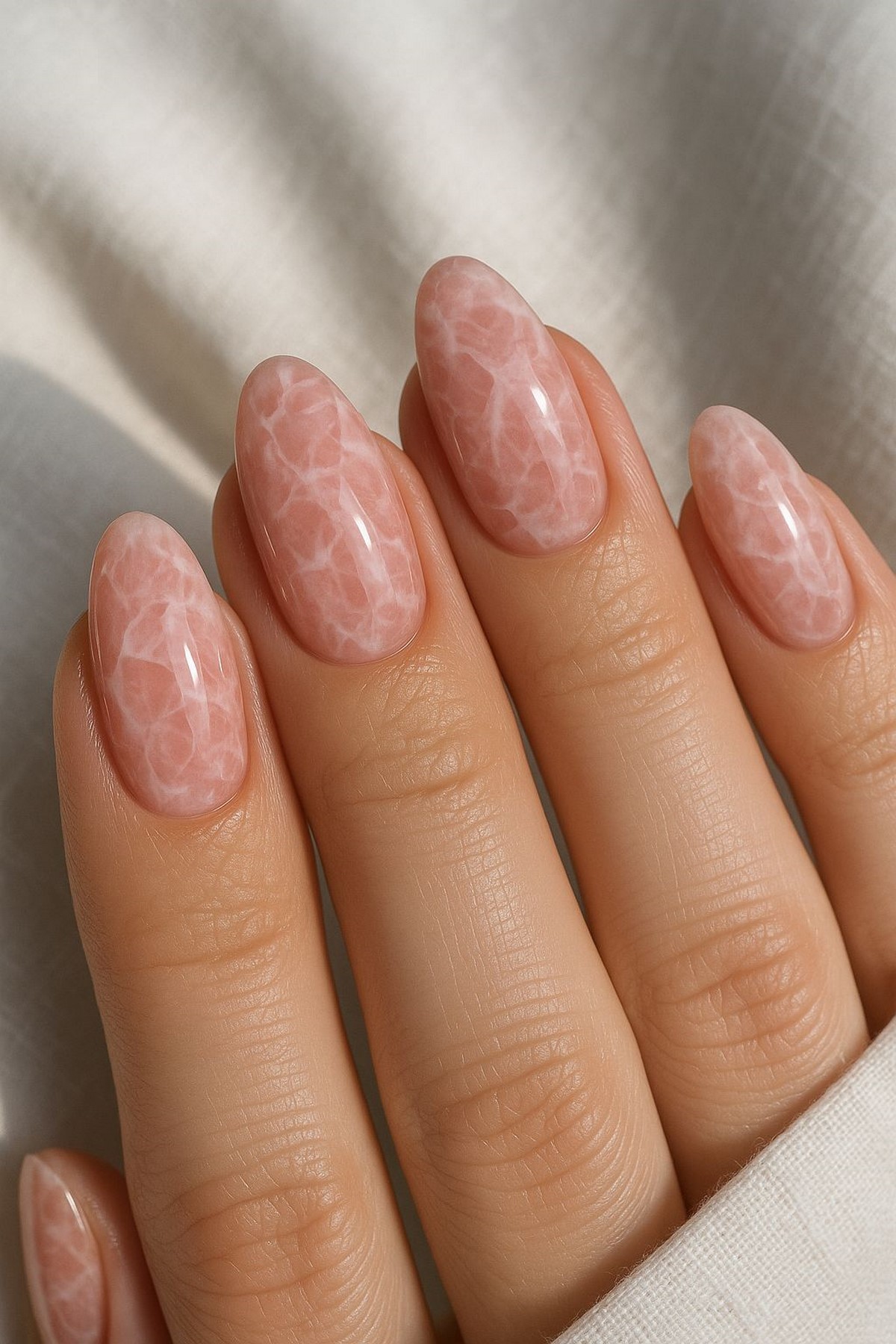 Мармуровий манікюр 2026: м’які прожилки і кам’яний ефект