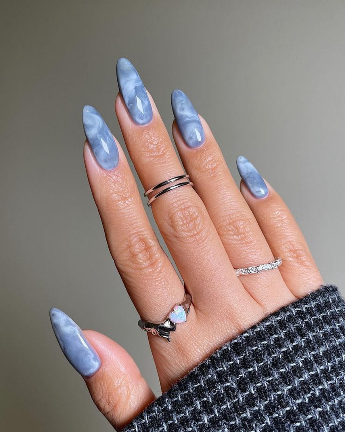 Мармуровий манікюр 2026: м’які прожилки і кам’яний ефект