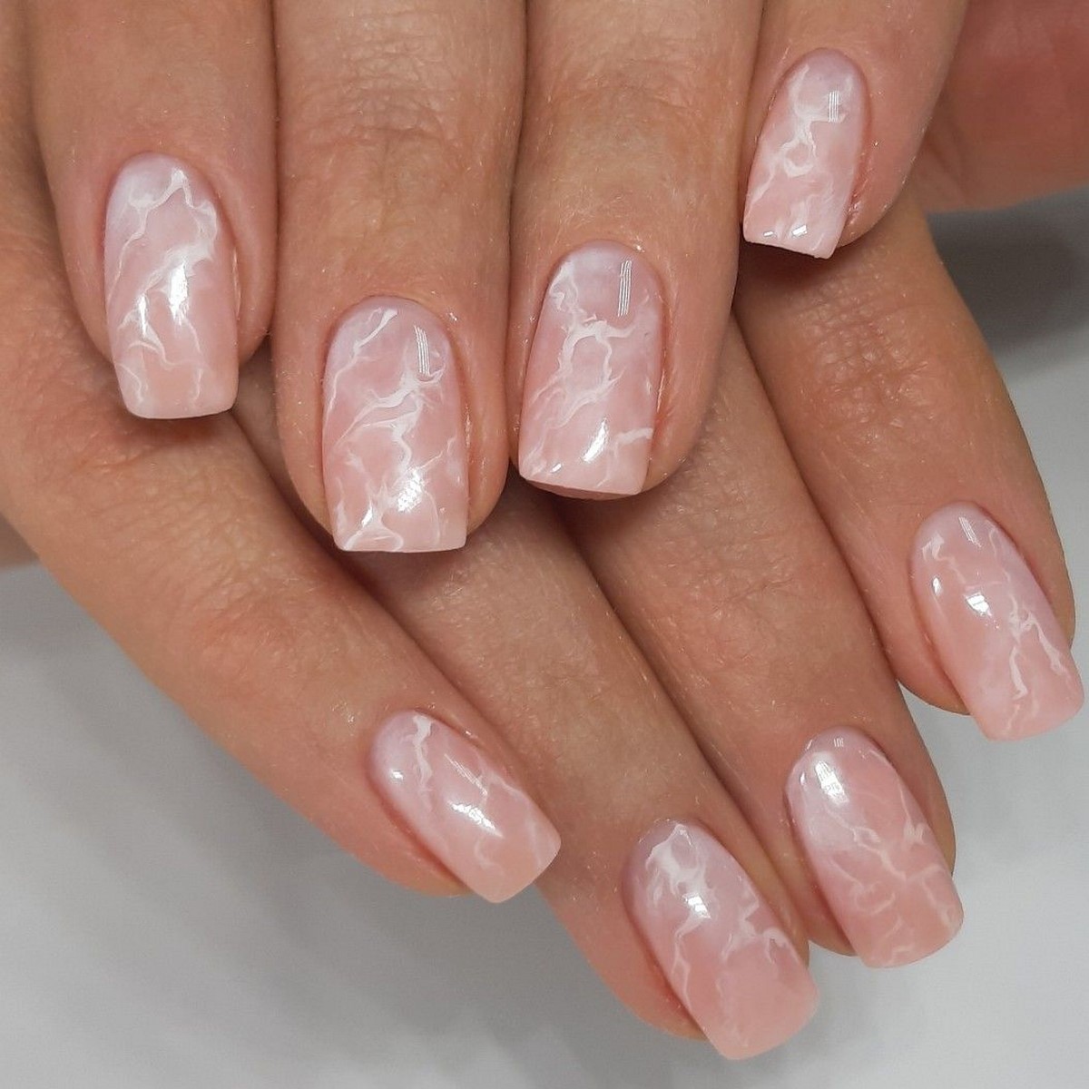 Мармуровий манікюр 2026: м’які прожилки і кам’яний ефект