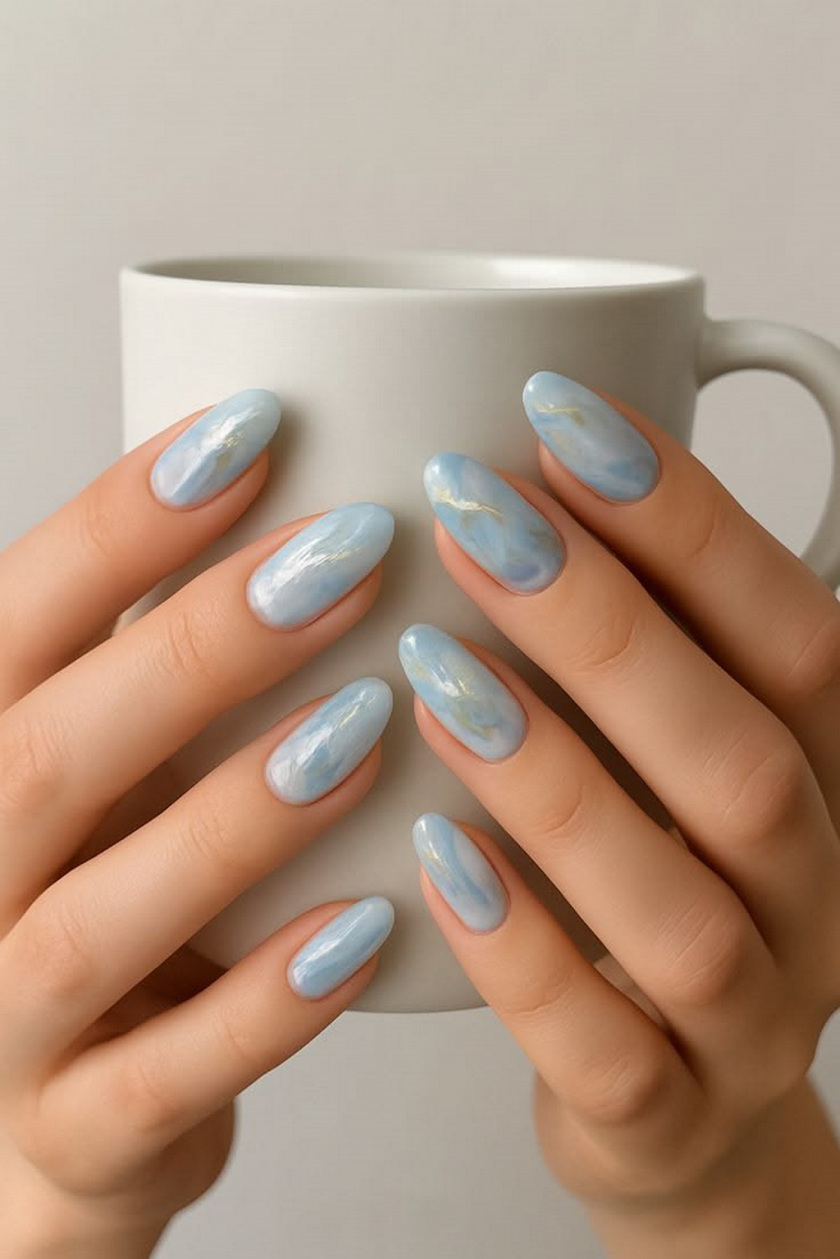 Мармуровий манікюр 2026: м’які прожилки і кам’яний ефект