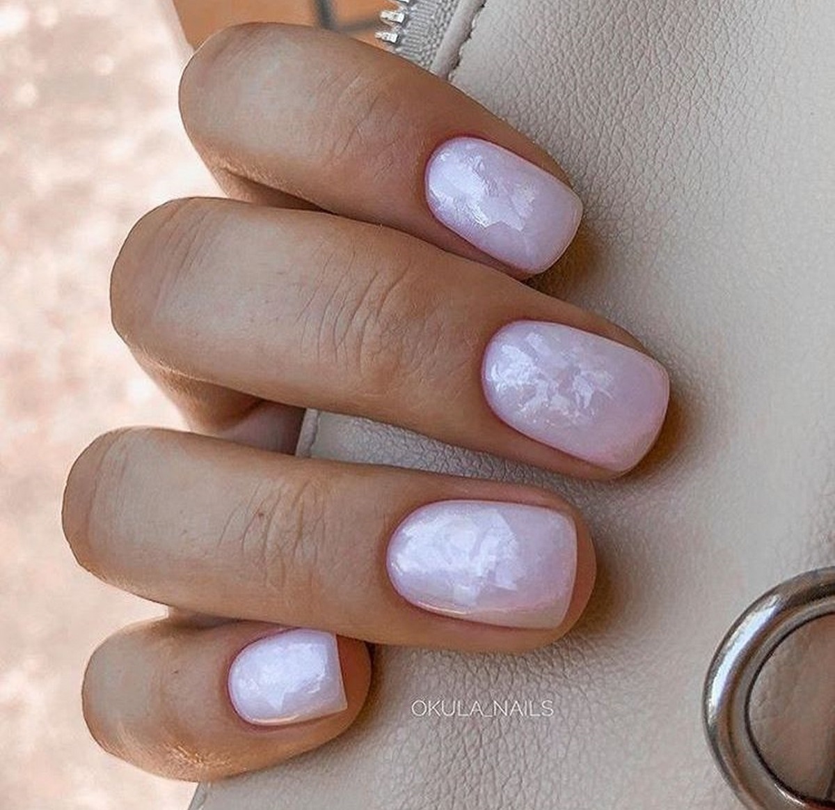 Мармуровий манікюр 2026: м’які прожилки і кам’яний ефект