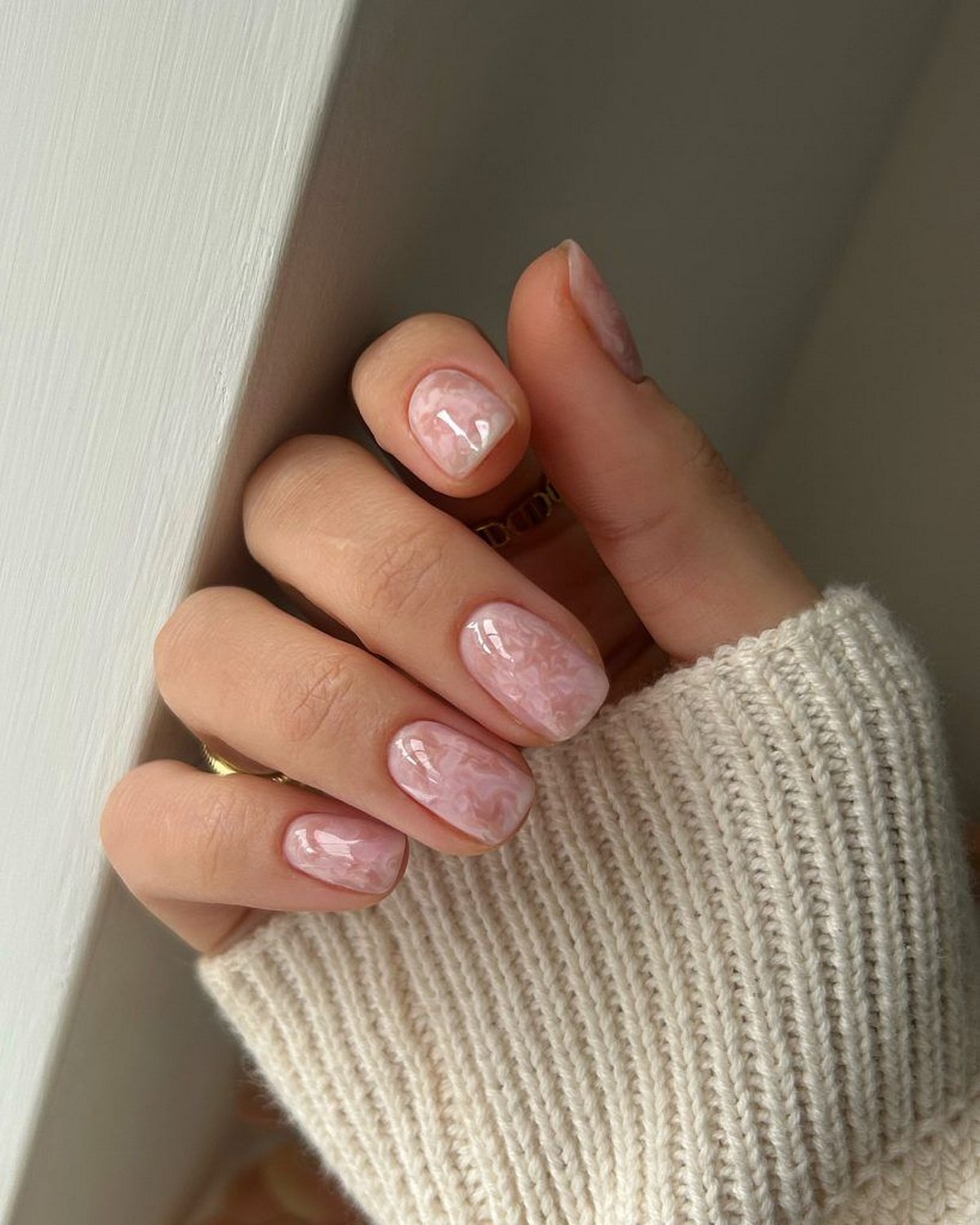 Мармуровий манікюр 2026: м’які прожилки і кам’яний ефект