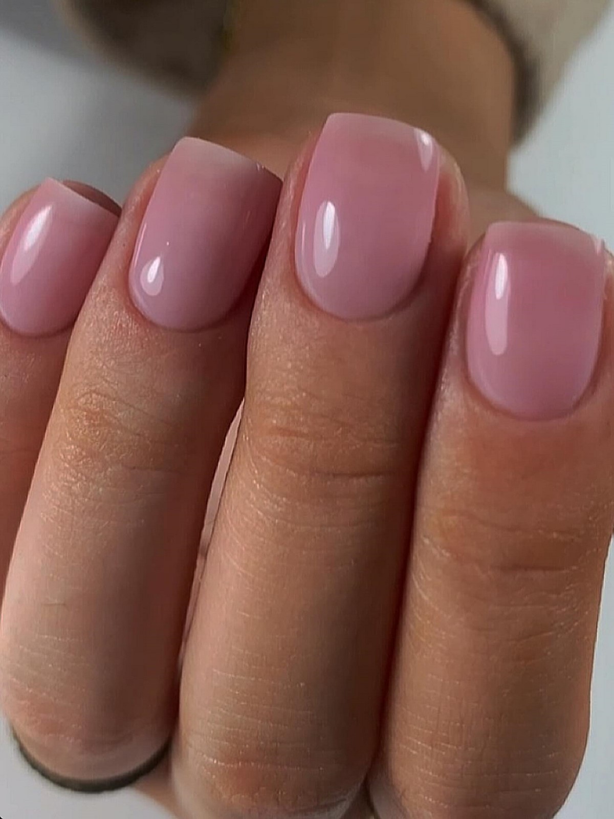 Нюдовий манікюр 2026: прозорість замість щільного кольору