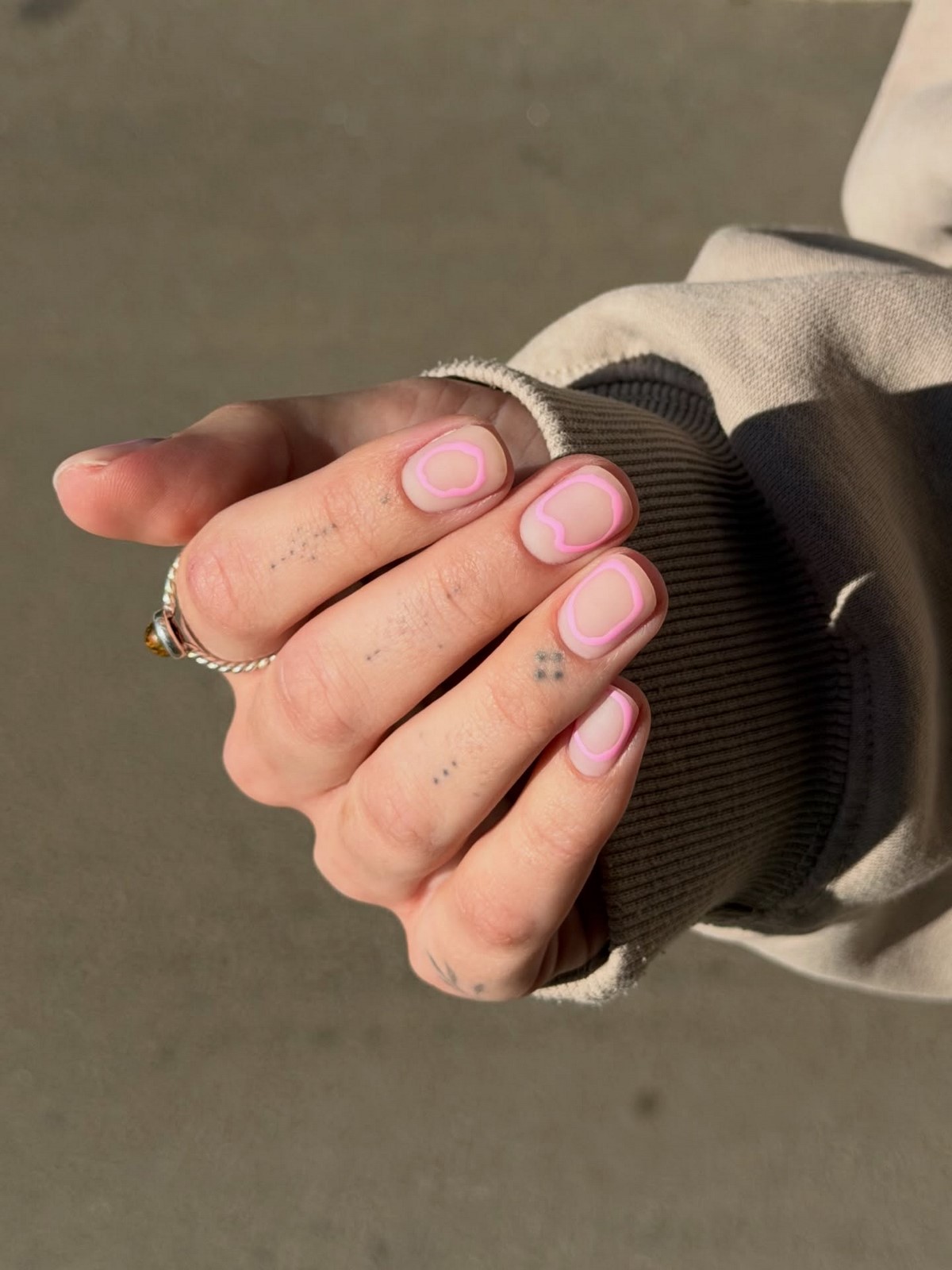 Нюдовий манікюр 2026: прозорість замість щільного кольору