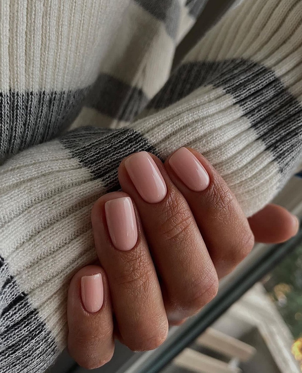 Нюдовий манікюр 2026: прозорість замість щільного кольору