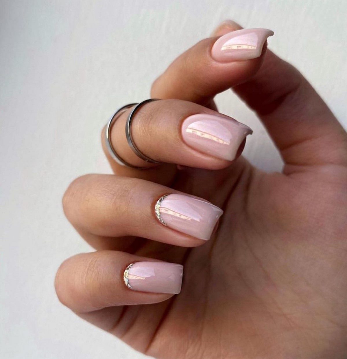 Нюдовий манікюр 2026: прозорість замість щільного кольору