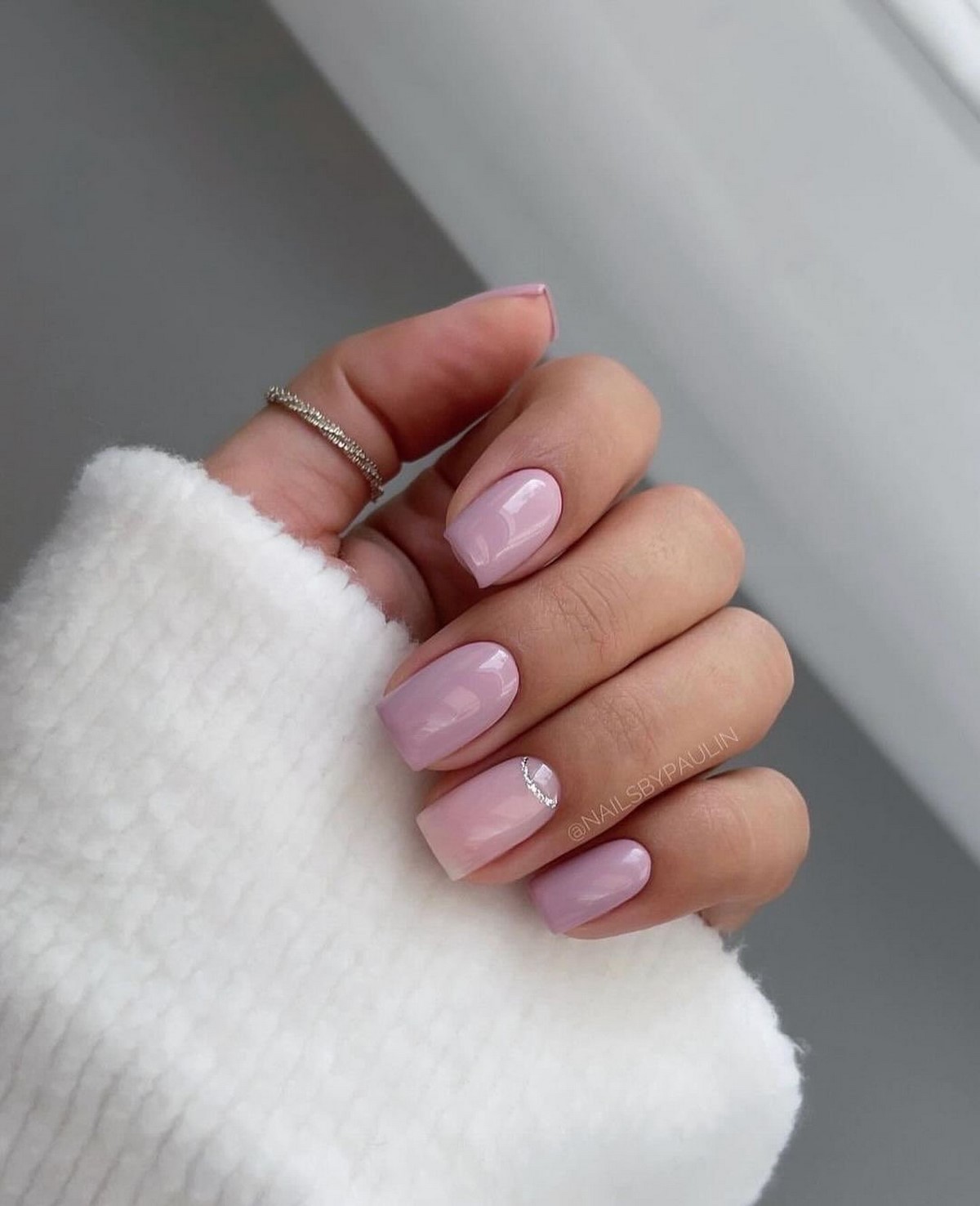 Нюдовий манікюр 2026: прозорість замість щільного кольору