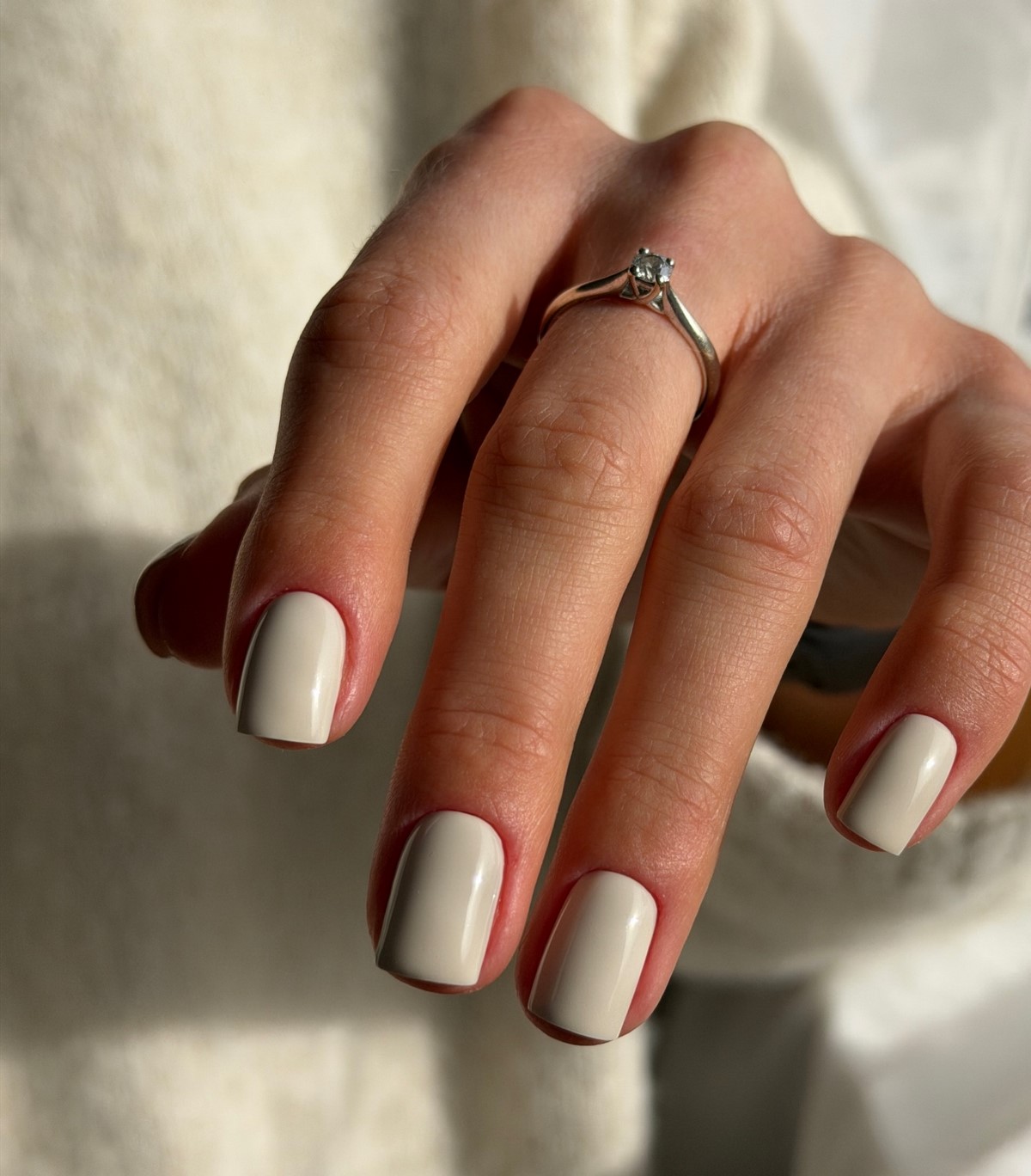 Нюдовий манікюр 2026: прозорість замість щільного кольору