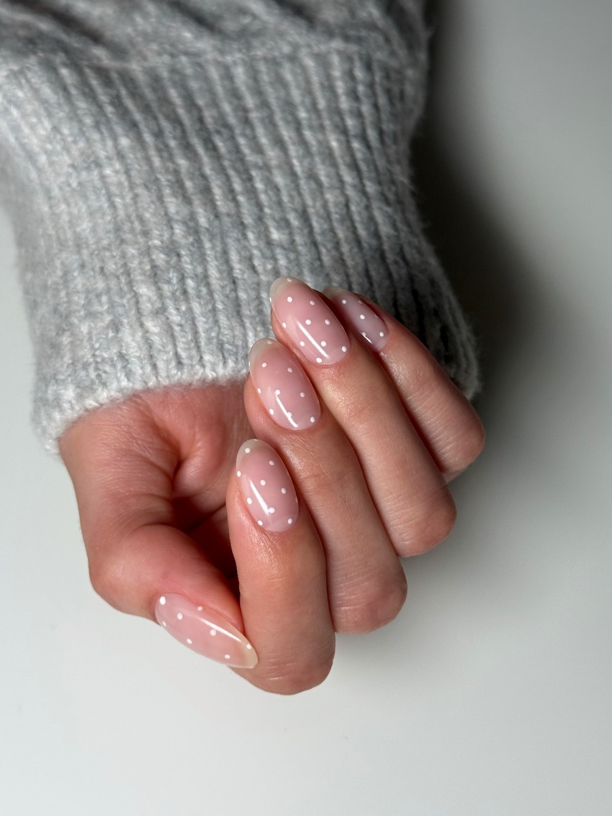 Нюдовий манікюр 2026: прозорість замість щільного кольору