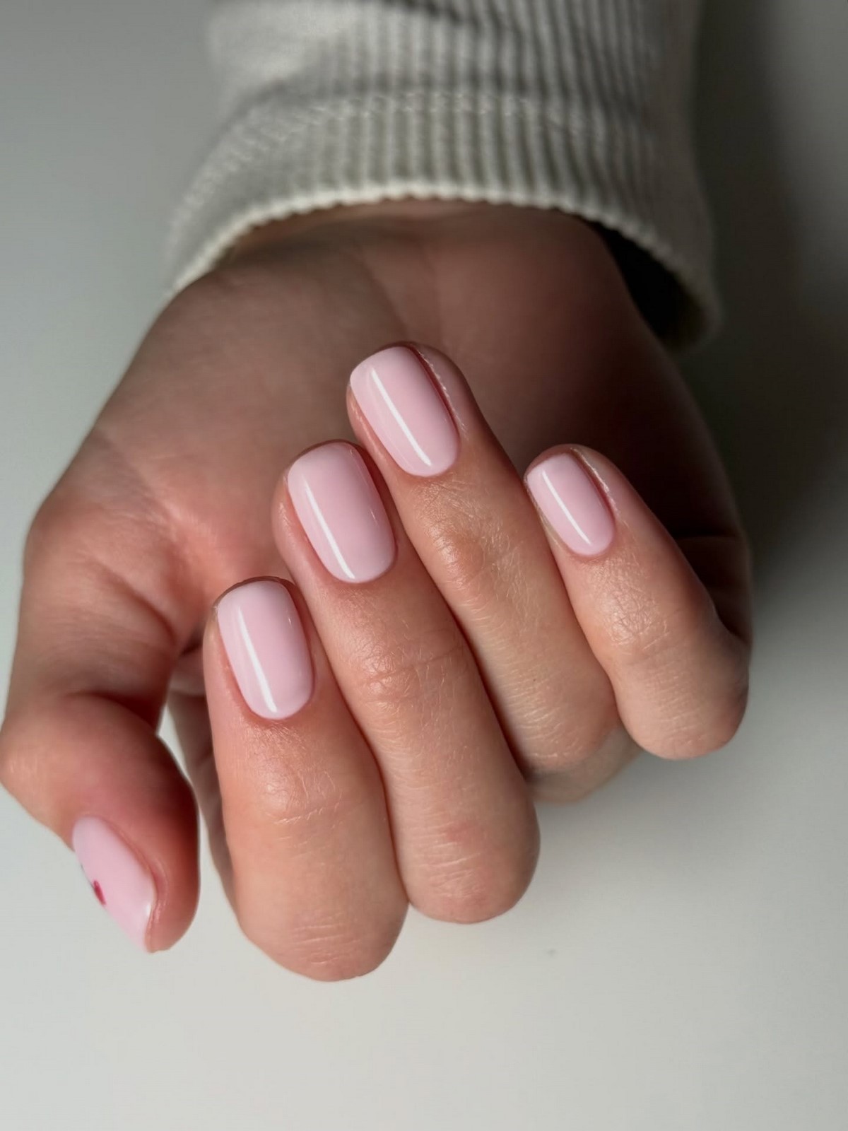 Нюдовий манікюр 2026: прозорість замість щільного кольору