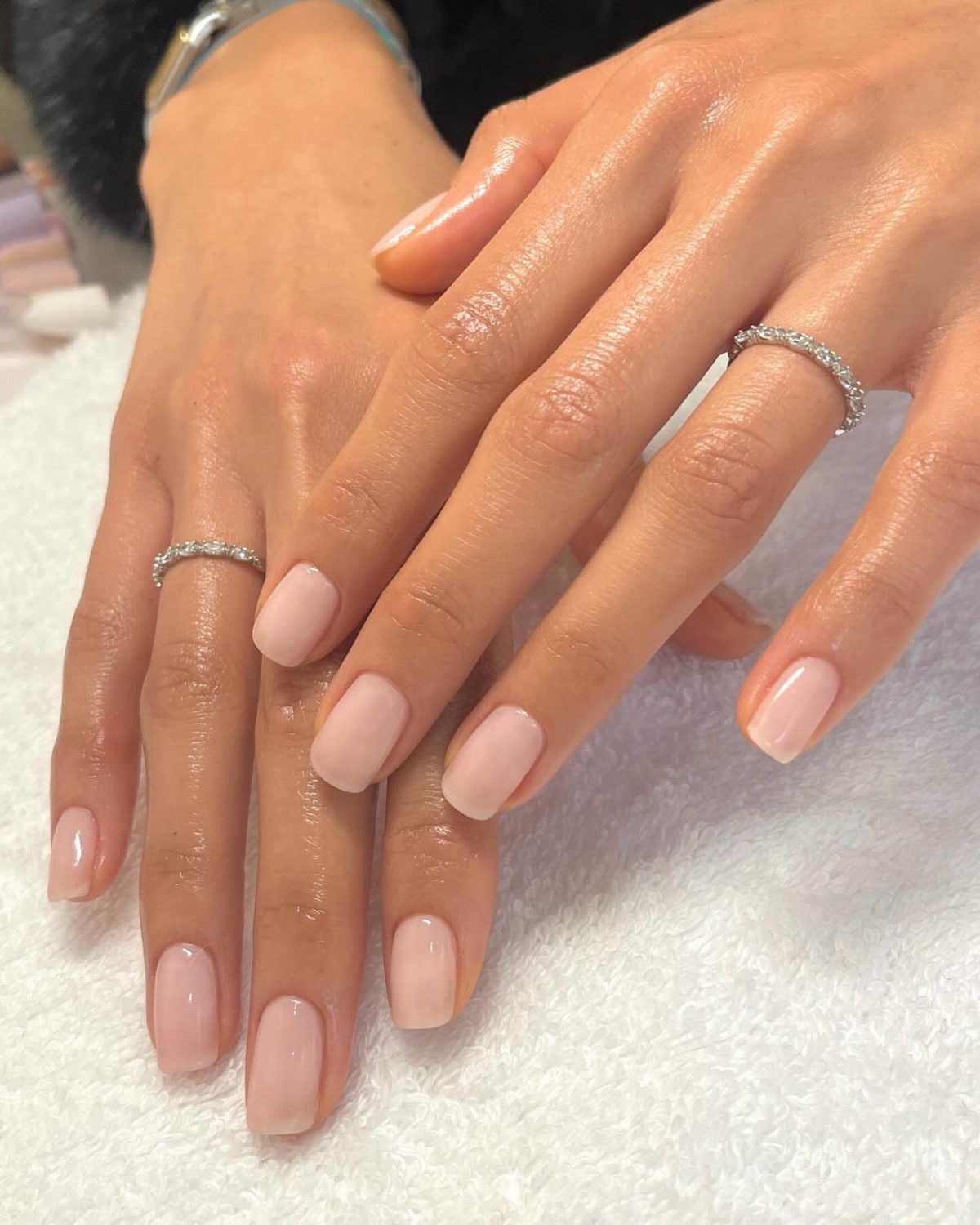 Нюдовий манікюр 2026: прозорість замість щільного кольору