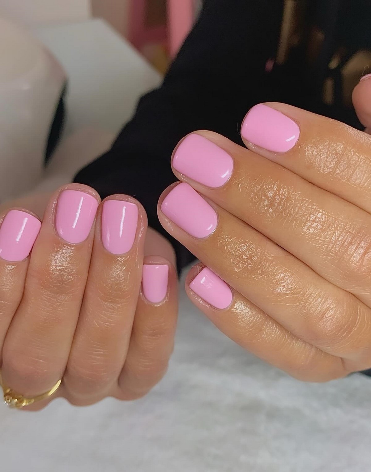 Нюдовий манікюр 2026: прозорість замість щільного кольору