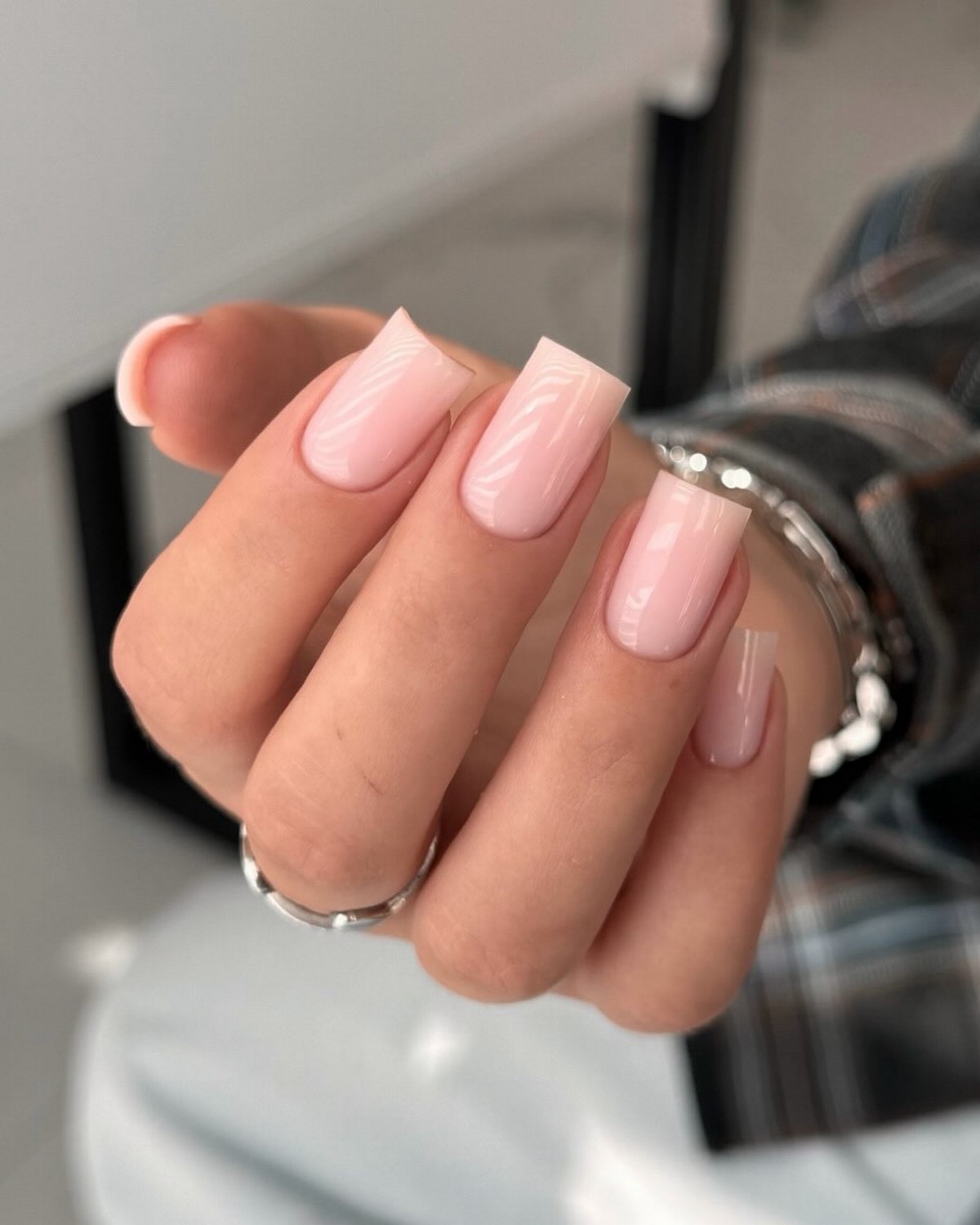 Нюдовий манікюр 2026: прозорість замість щільного кольору