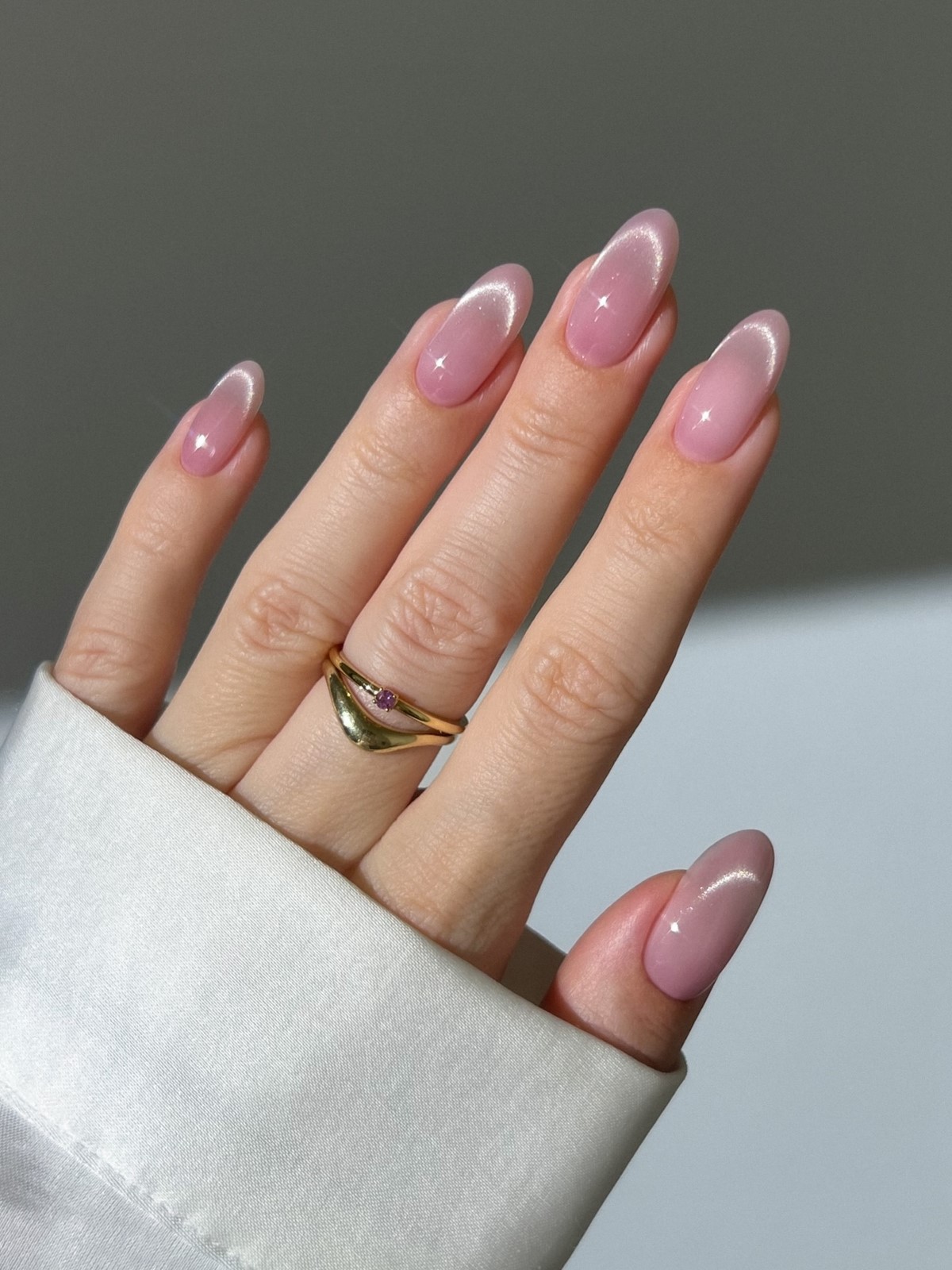 Перлинний манікюр 2026: м’який світловий ефект на нігтях