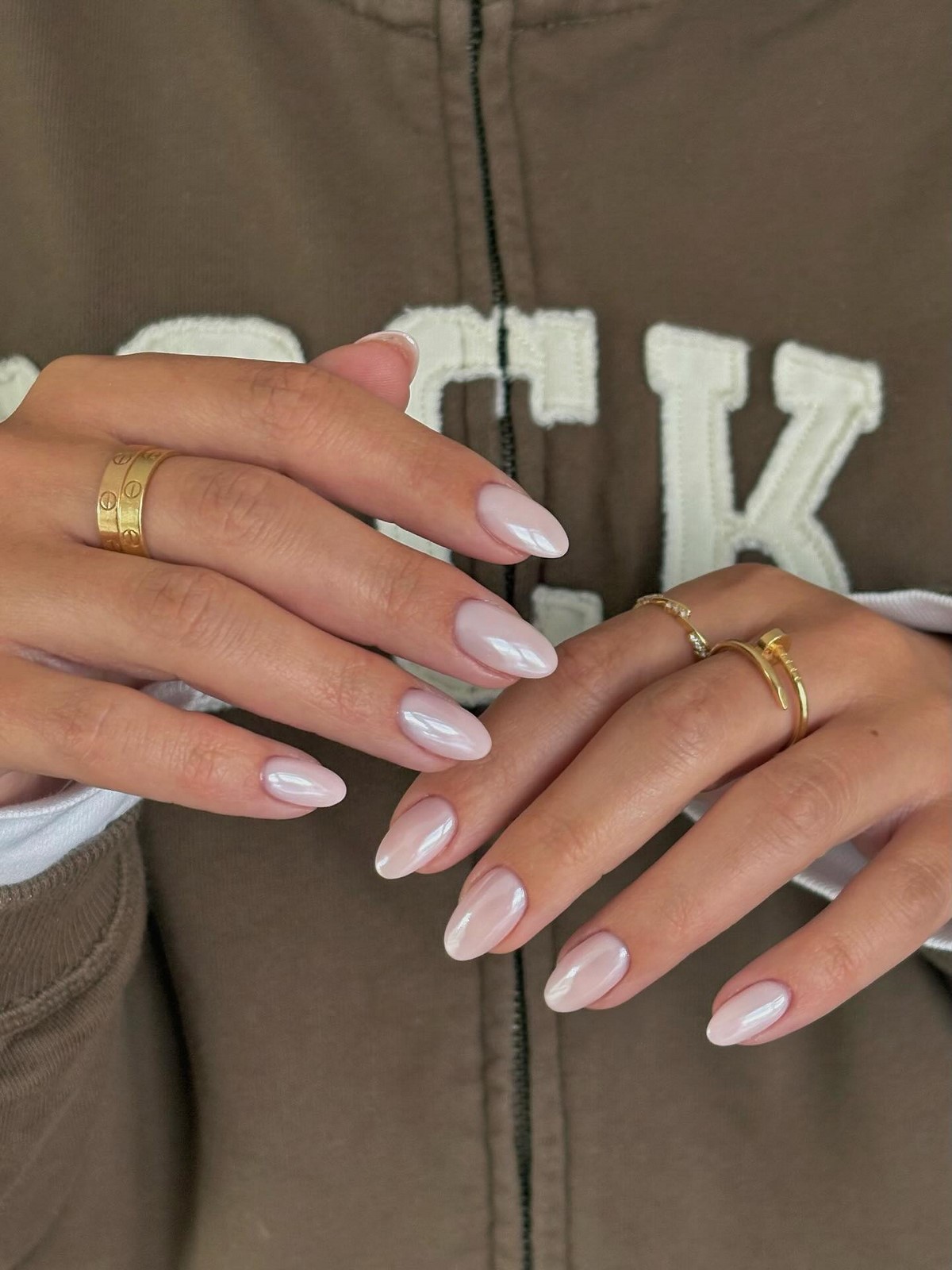 Перлинний манікюр 2026: м’який світловий ефект на нігтях