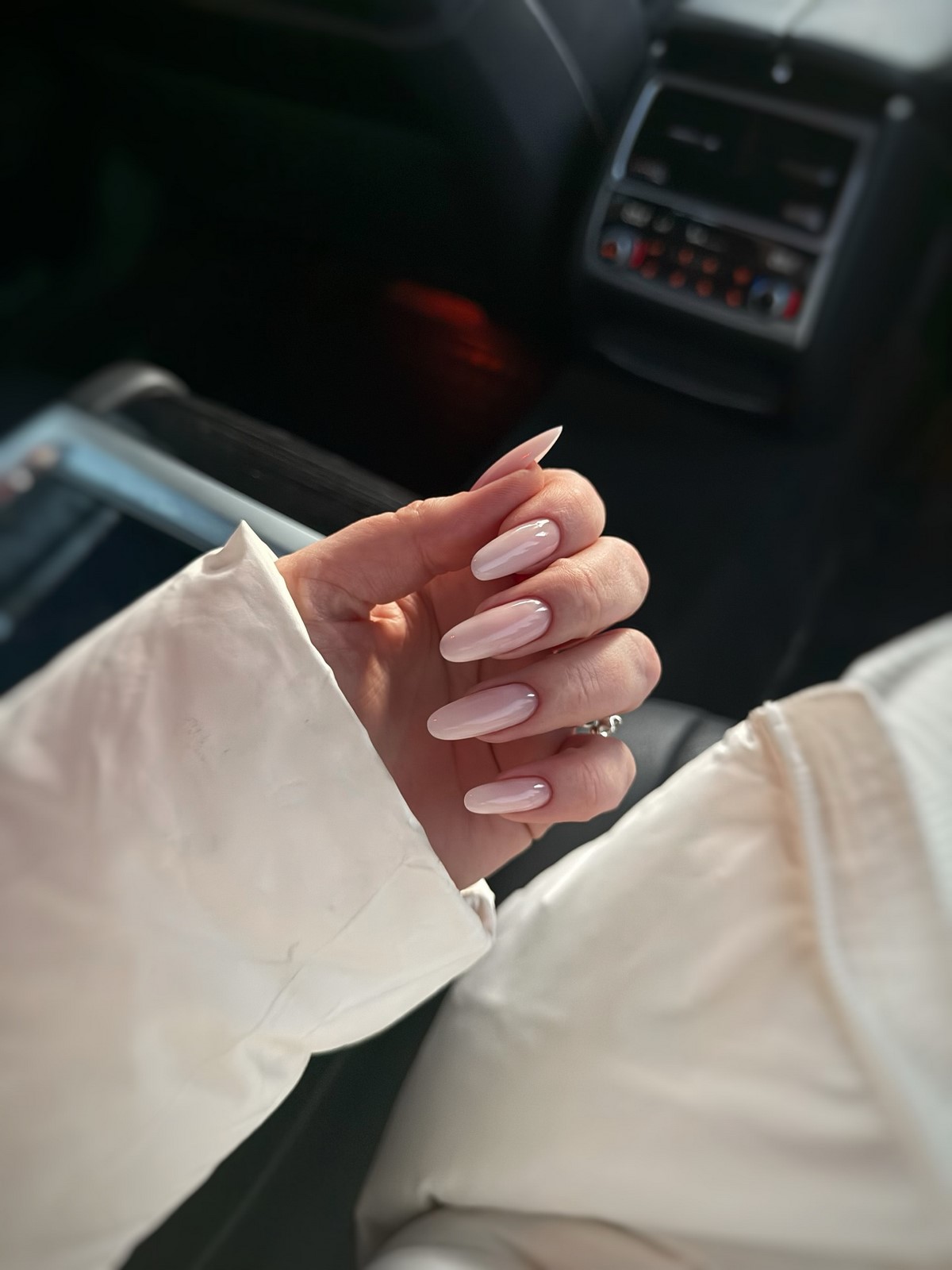 Перлинний манікюр 2026: м’який світловий ефект на нігтях