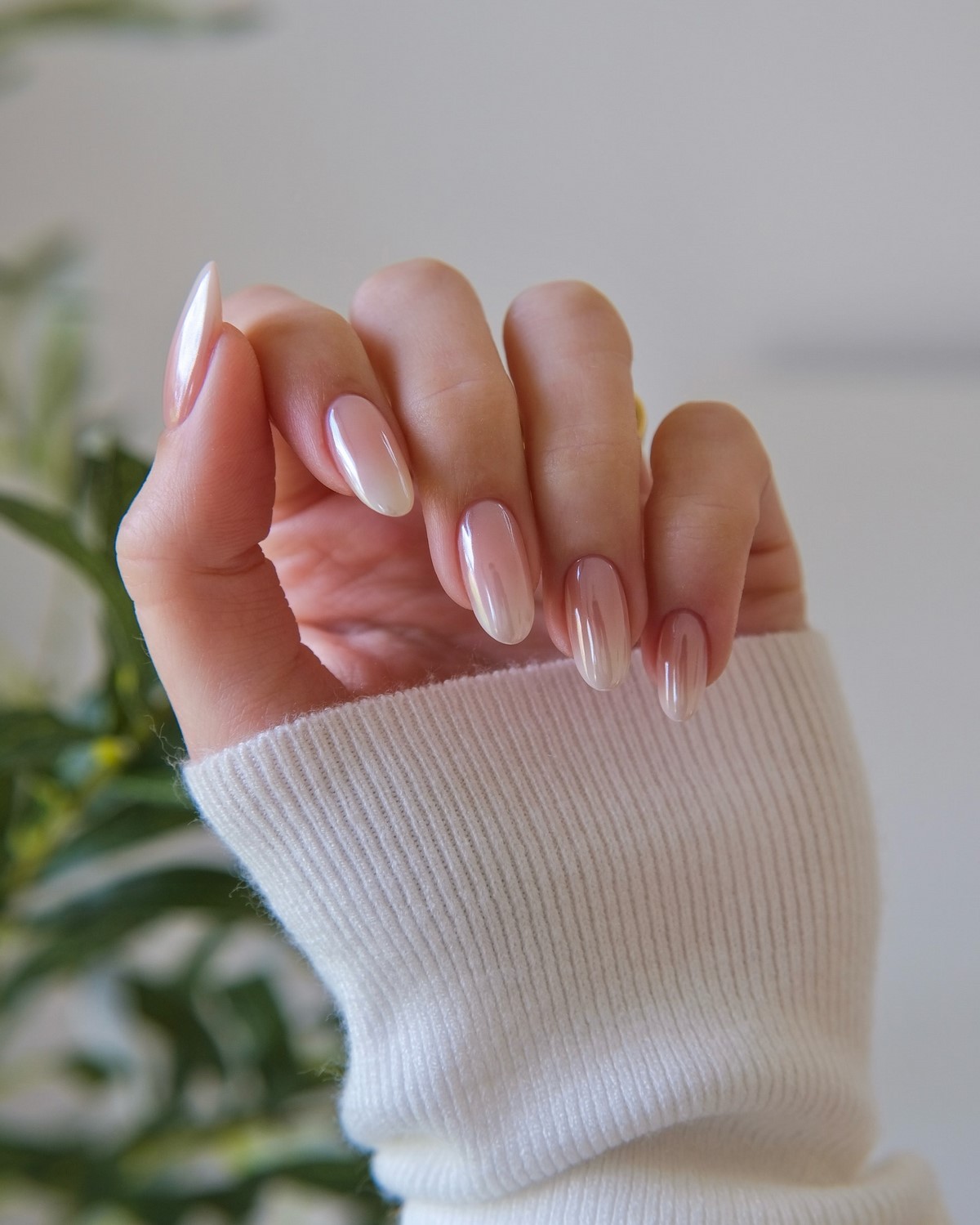 Перлинний манікюр 2026: м’який світловий ефект на нігтях