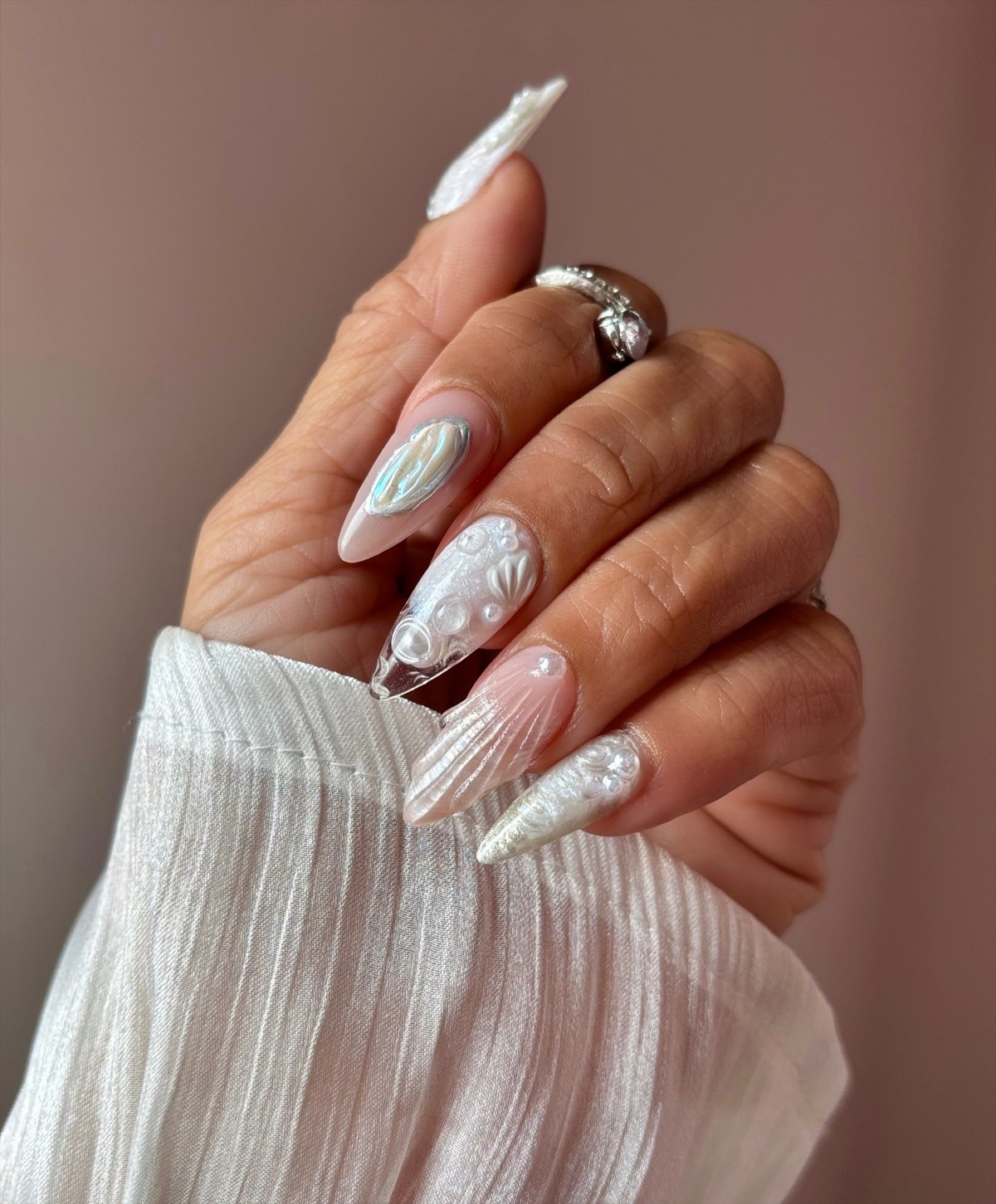 Перлинний манікюр 2026: м’який світловий ефект на нігтях