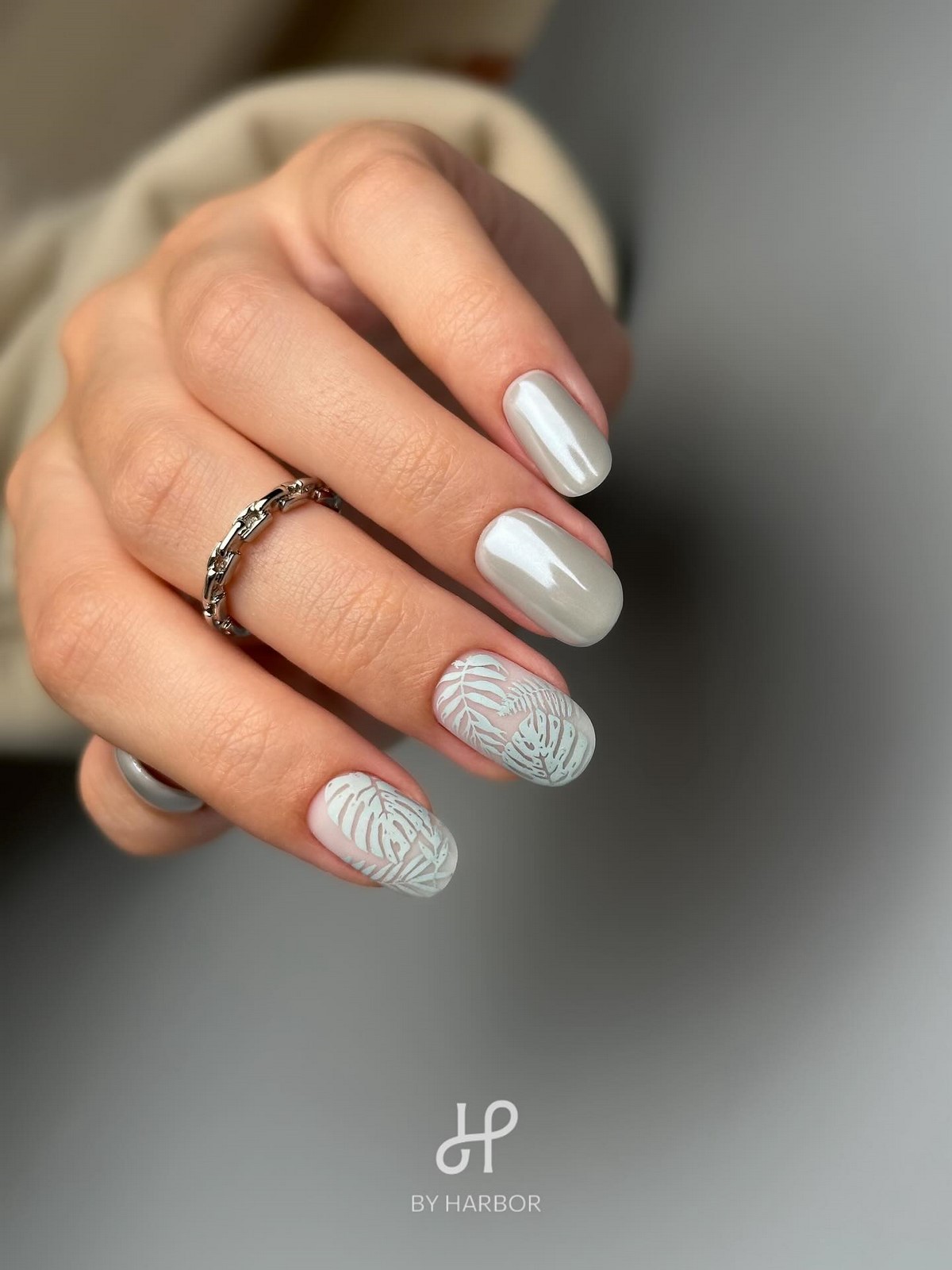 Перлинний манікюр 2026: м’який світловий ефект на нігтях