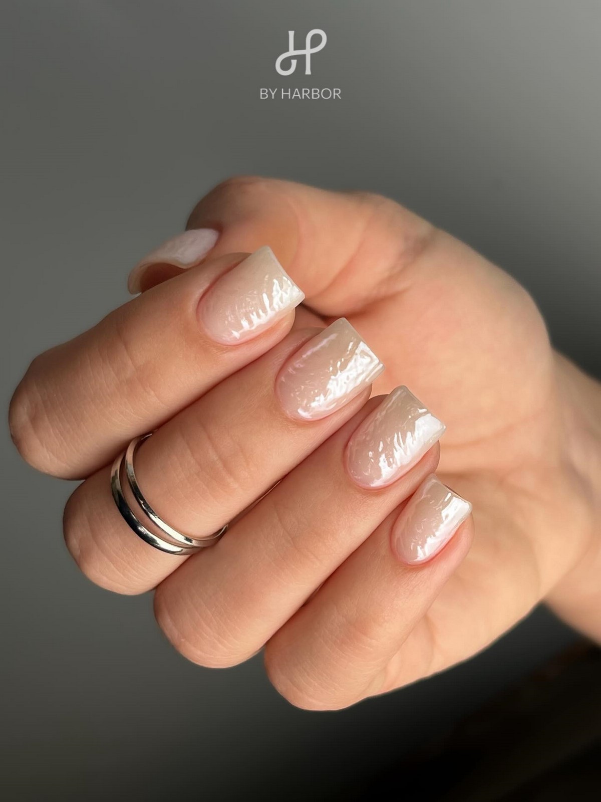 Перлинний манікюр 2026: м’який світловий ефект на нігтях