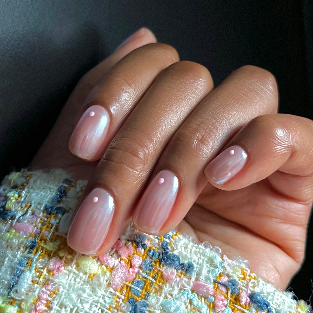 Перлинний манікюр 2026: м’який світловий ефект на нігтях