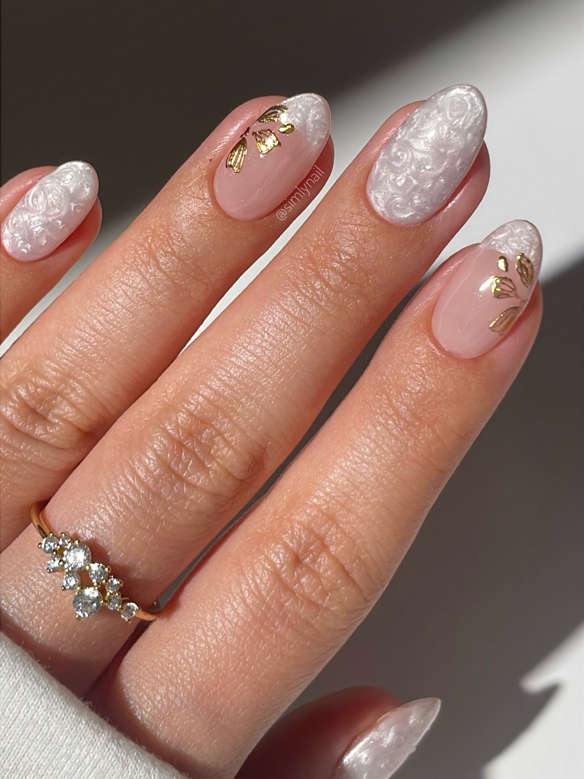 Перлинний манікюр 2026: м’який світловий ефект на нігтях