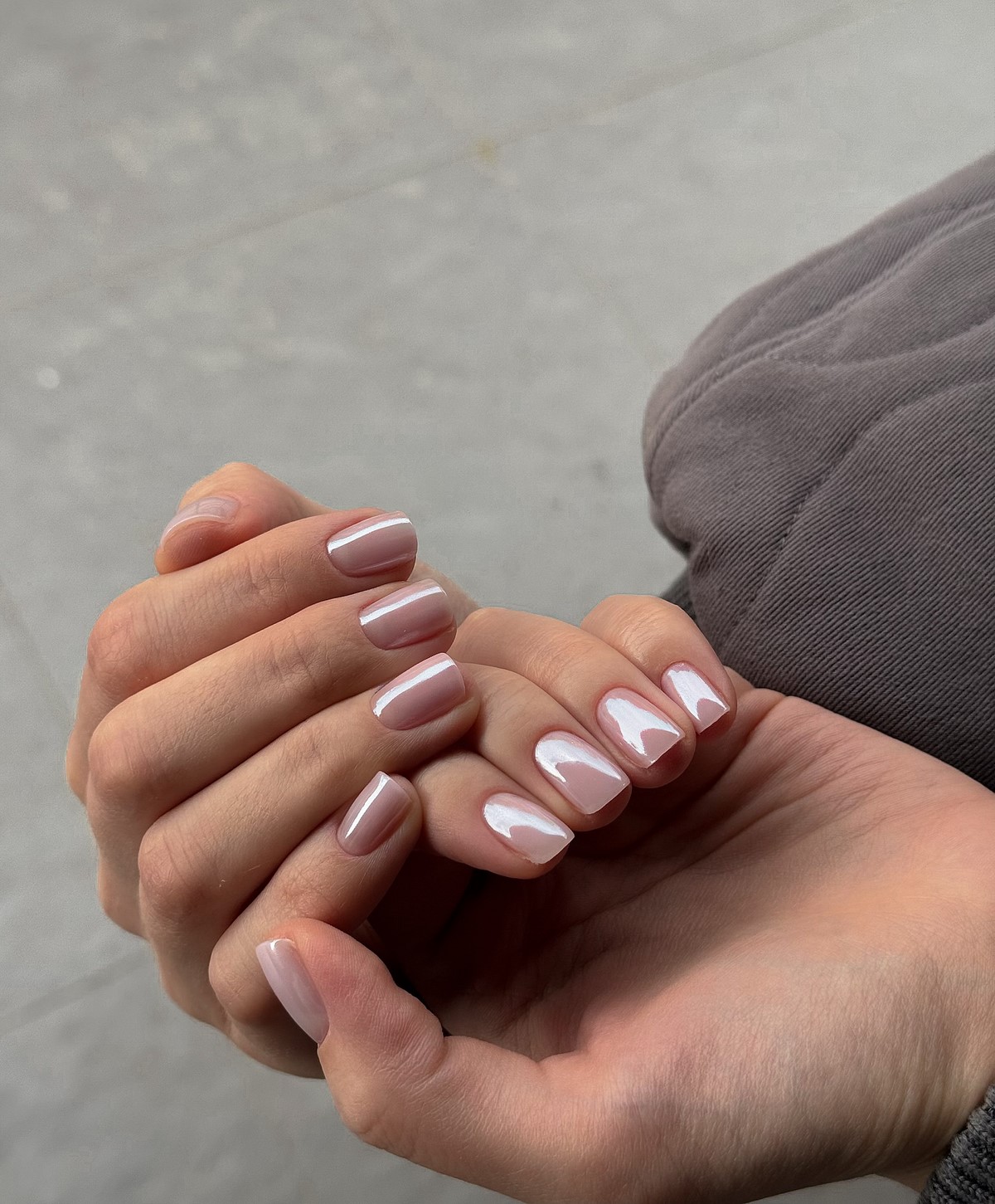 Перлинний манікюр 2026: м’який світловий ефект на нігтях