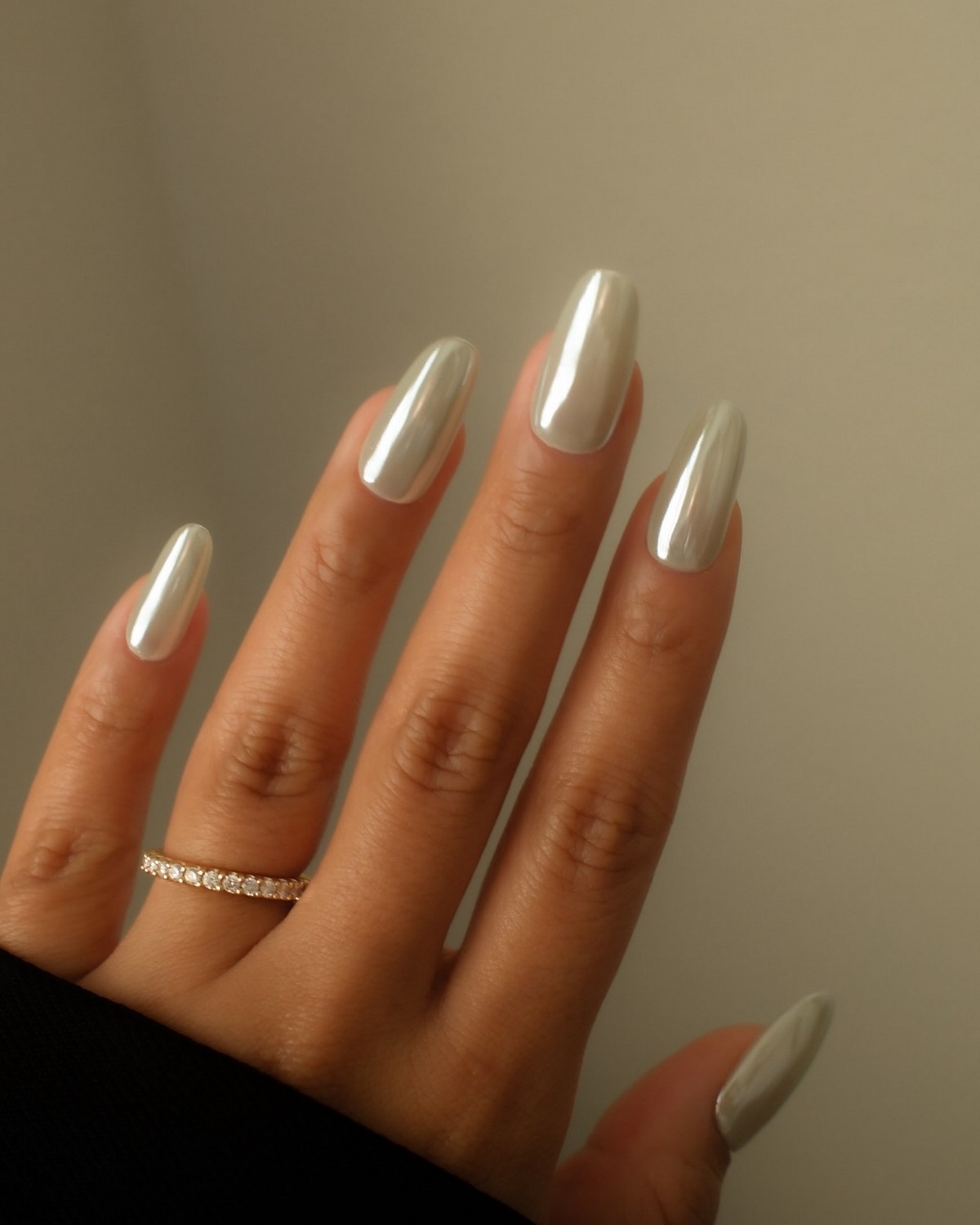 Перлинний манікюр 2026: м’який світловий ефект на нігтях