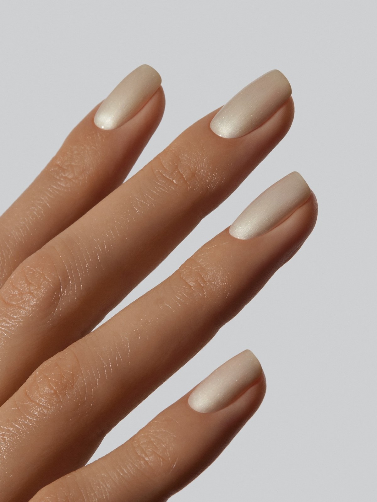 Перлинний манікюр 2026: м’який світловий ефект на нігтях