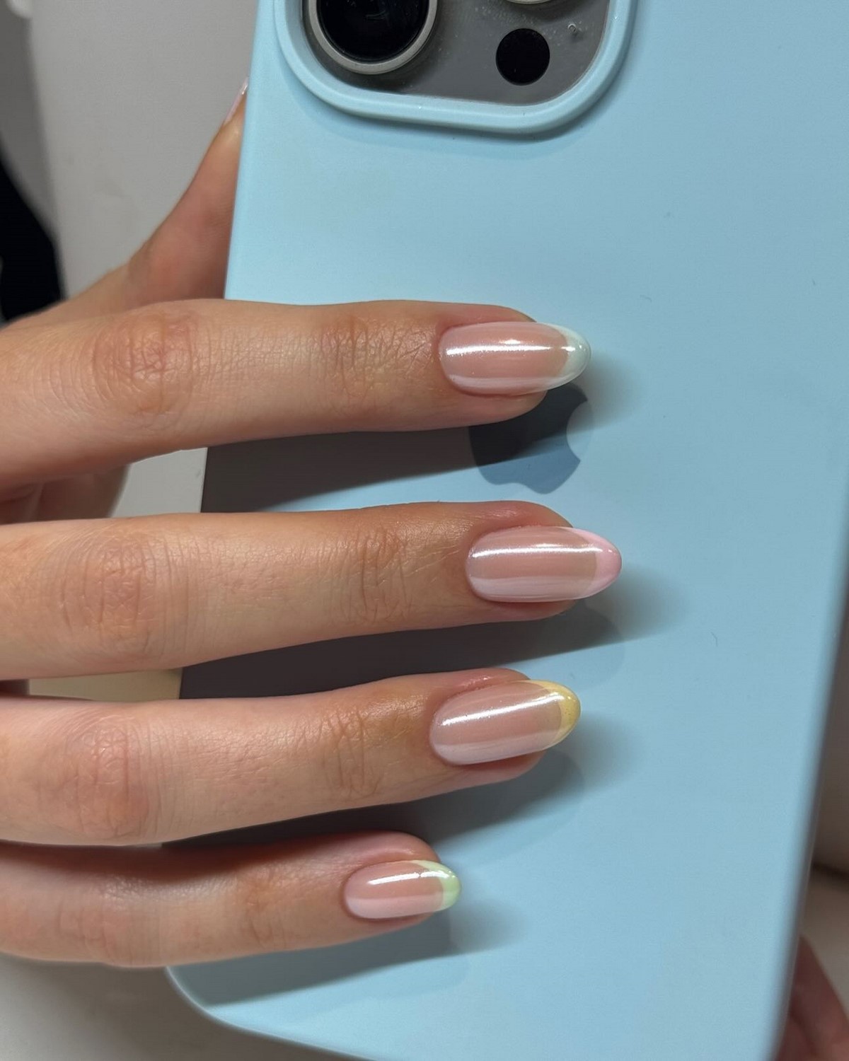 Перлинний манікюр 2026: м’який світловий ефект на нігтях