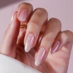 Ніжно-рожевий glass manicure з мокрим блиском і перламутровим відблиском