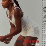 Тенісистка у білій формі Miu Miu та New Balance з пов’язкою на голові
