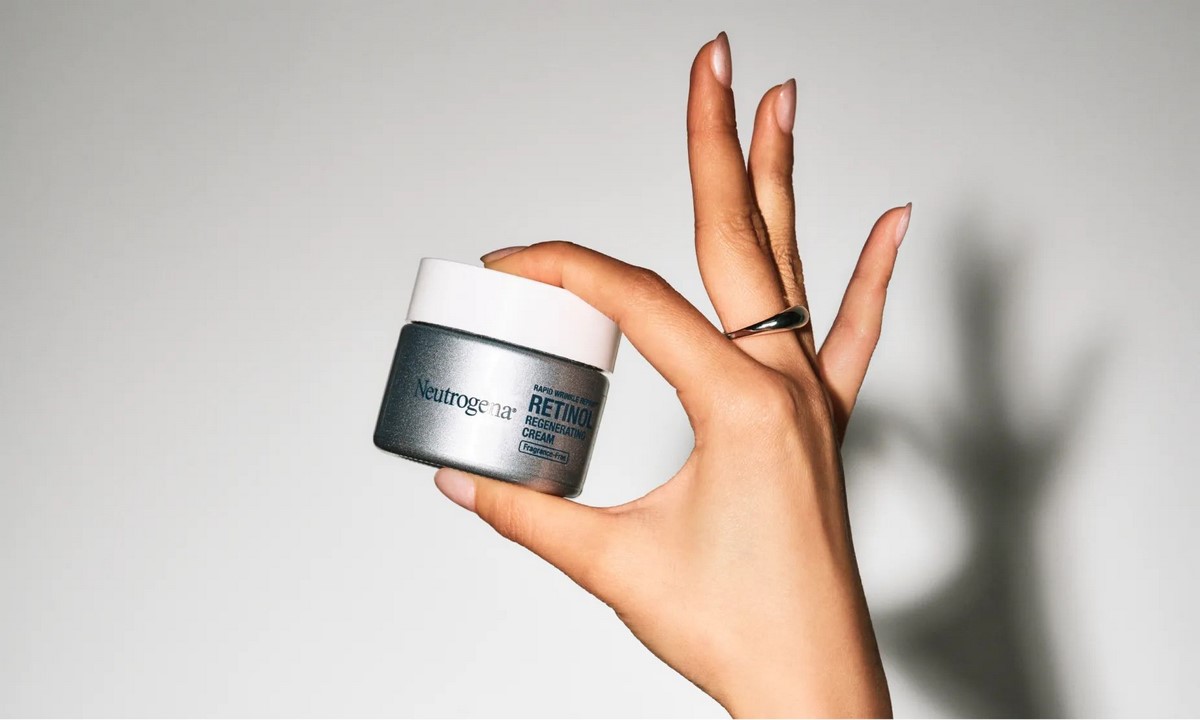 Крем Neutrogena Rapid Wrinkle Repair Retinol Regenerating Cream у руці