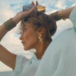 Парфум для волосся у літньому beauty-образі біля моря