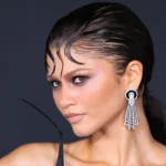 Зендея з гладким мокрим укладанням і вигнутими Spider Bangs на лобі