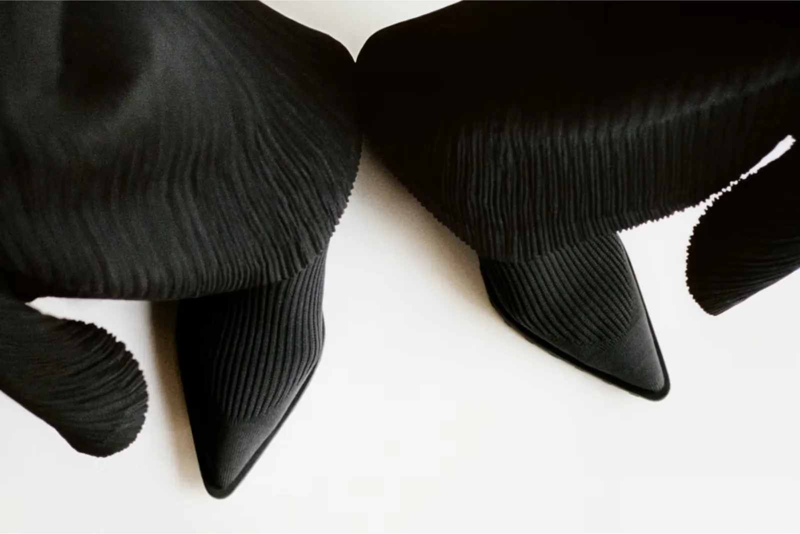 Чорні чоботи-шкарпетки Camper × Issey Miyake Anna з гострими мисами під плісированою тканиною