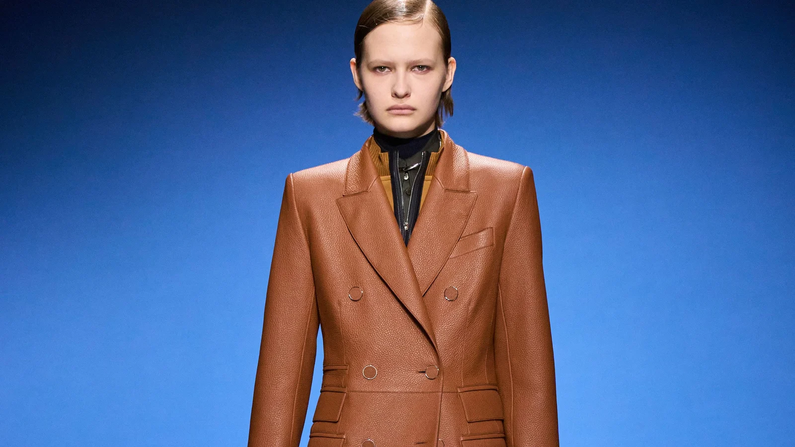 Двобортний піджак з коньячної шкіри Hermès, осінь-зима 2026-2027