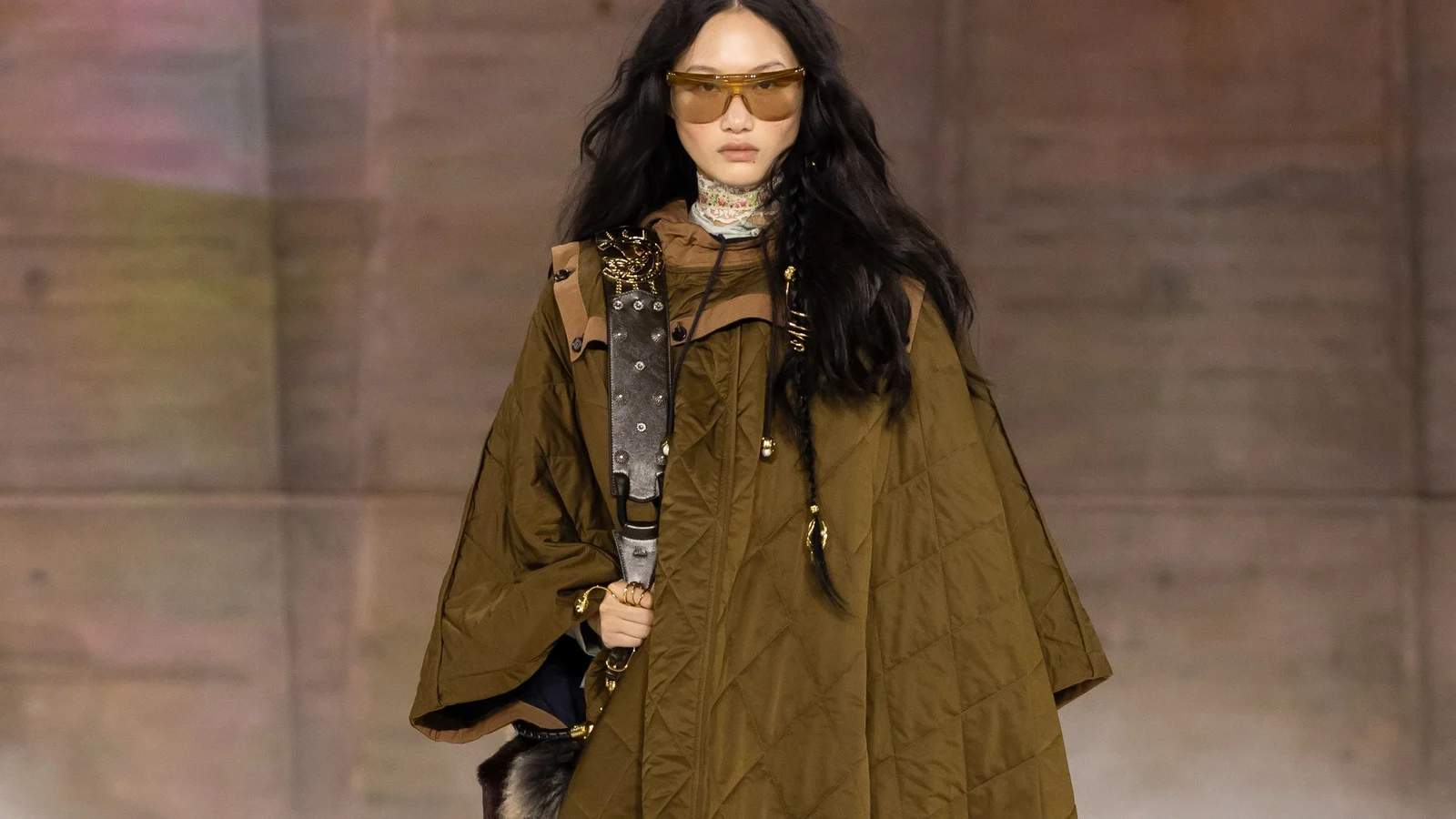 Оливкове стьобане пончо з капюшоном Chloé, стиль бохо осінь-зима 2026-2027