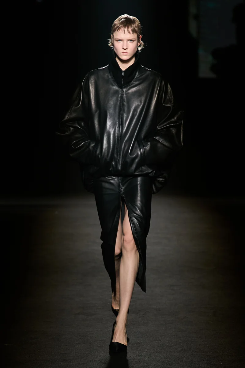 Чорний шкіряний бомбер-сукня Balenciaga осінь-зима 2026-2027 зі спідницею-олівцем