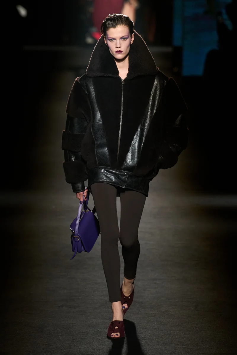 Чорний бомбер Balenciaga з хутряним коміром і темними легінсами
