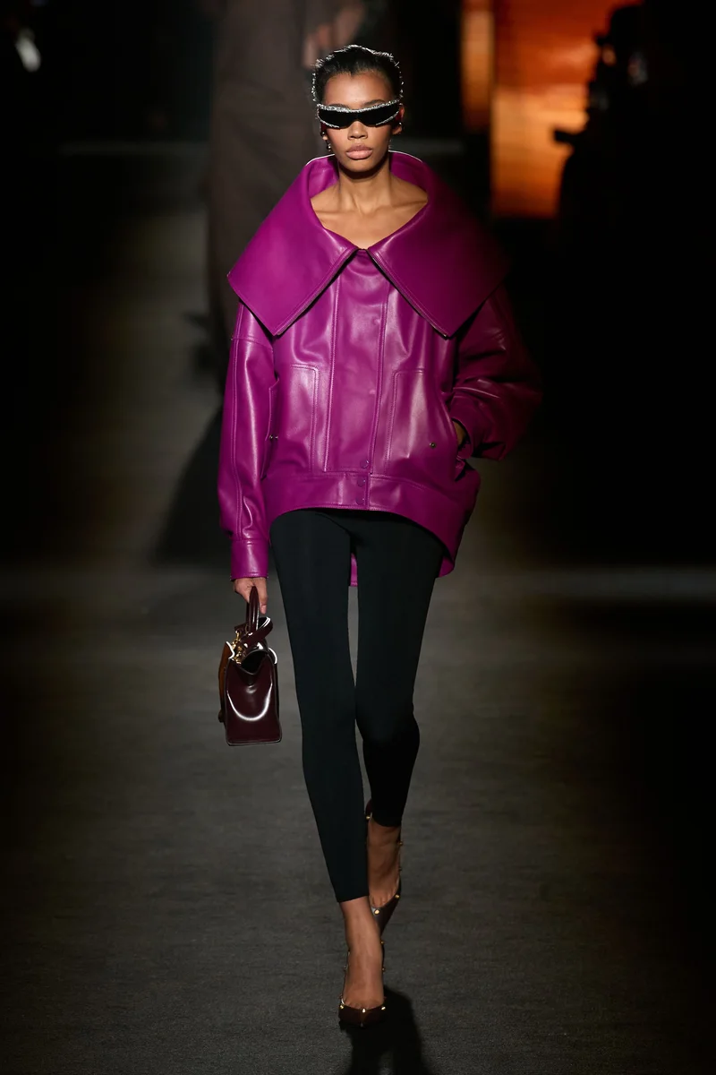 Фіолетовий шкіряний бомбер Balenciaga з великим коміром і чорними штанами