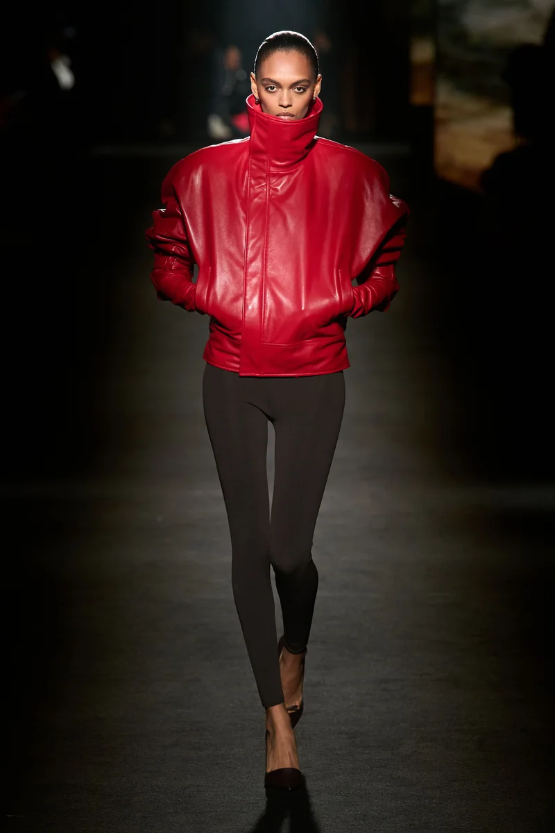 Червоний шкіряний бомбер Balenciaga з коміром-стійкою і коричневими легінсами