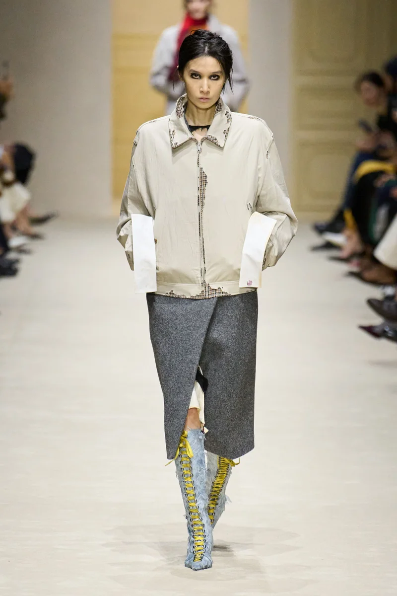 Світло-бежевий бомбер Prada з сірою вовняною спідницею-олівцем і сорочкою