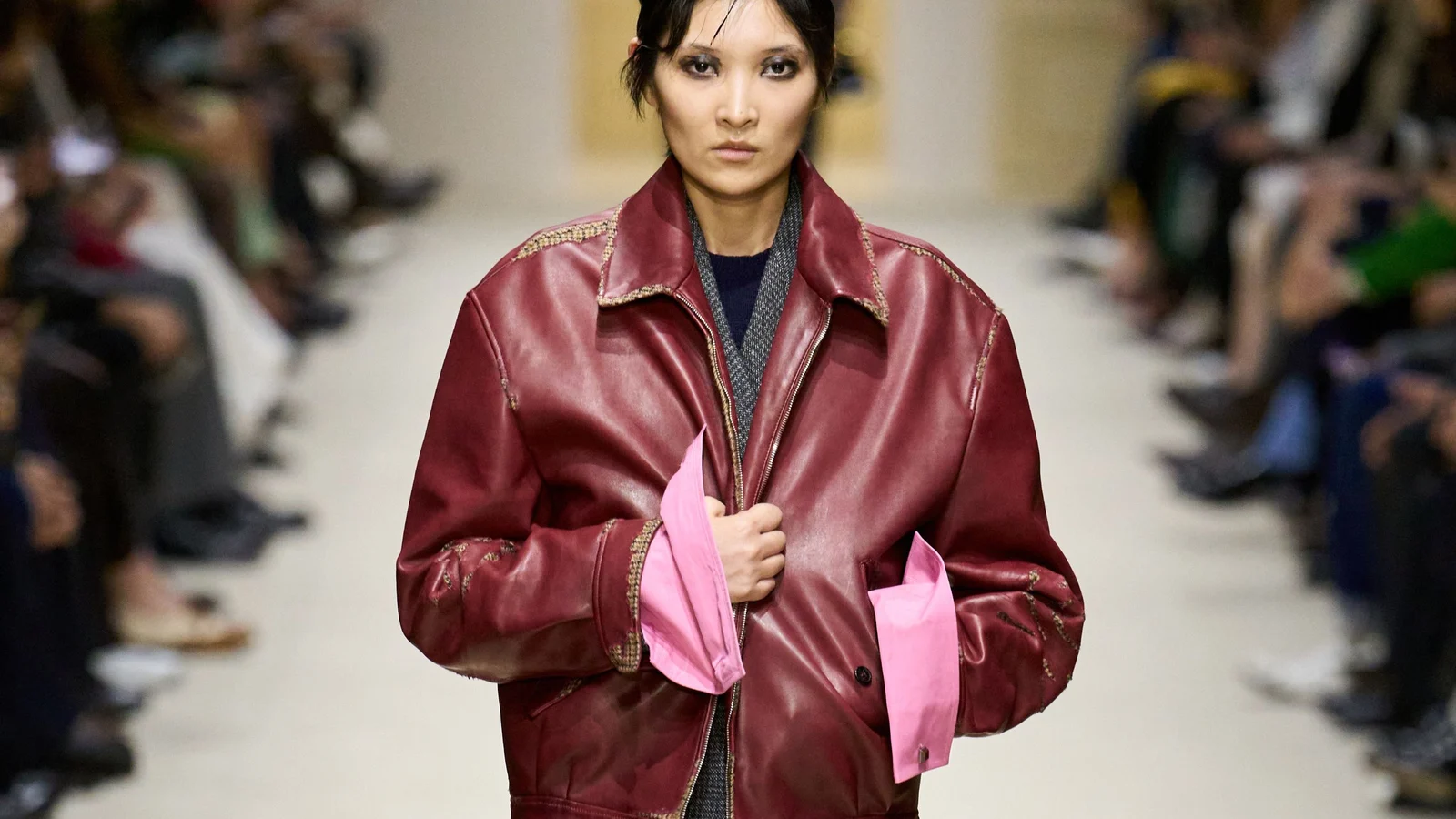 Бордовий шкіряний бомбер Prada осінь-зима 2026-2027 з рожевими манжетами сорочки