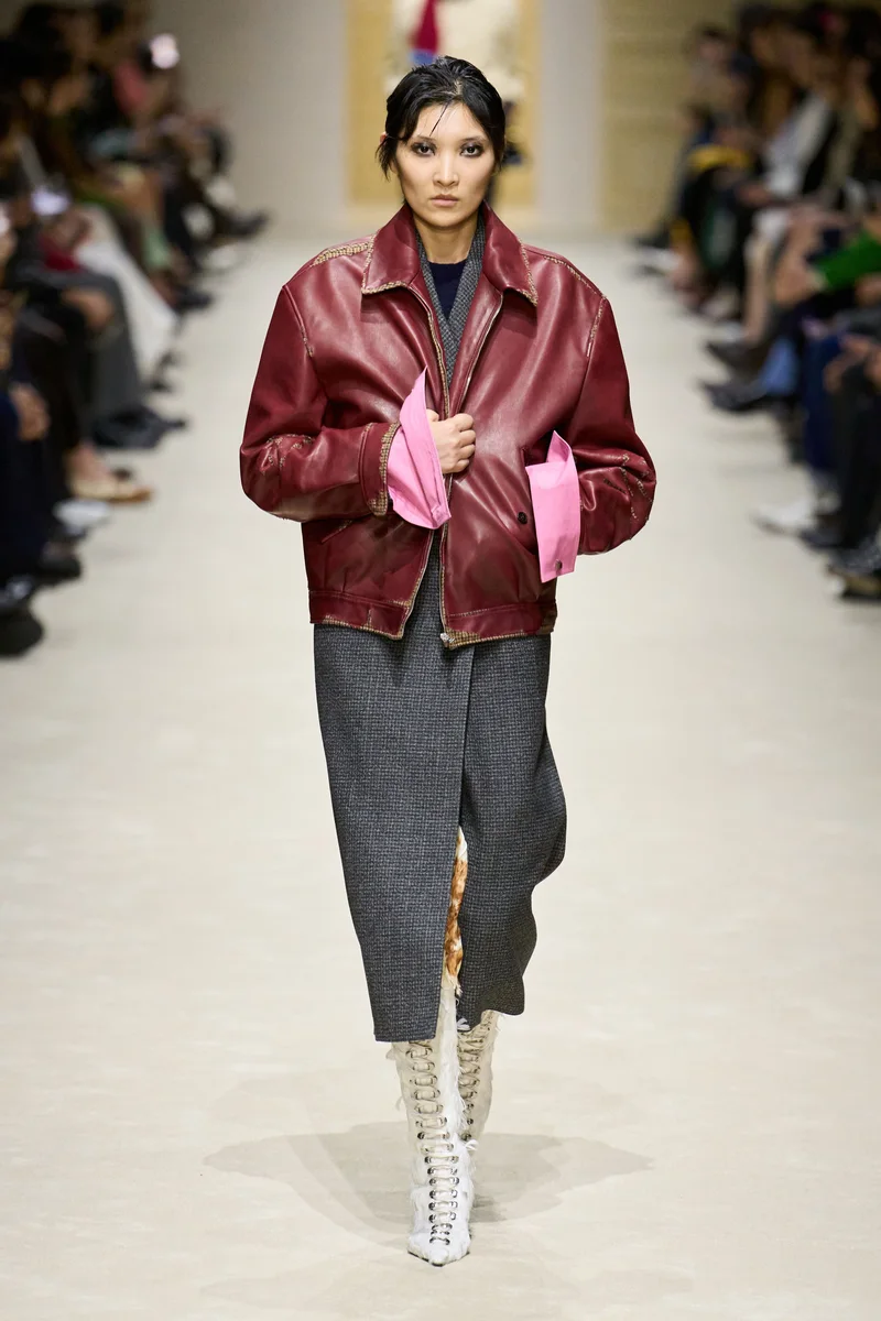 Бордовий шкіряний бомбер Prada осінь-зима 2026-2027 з рожевими манжетами сорочки