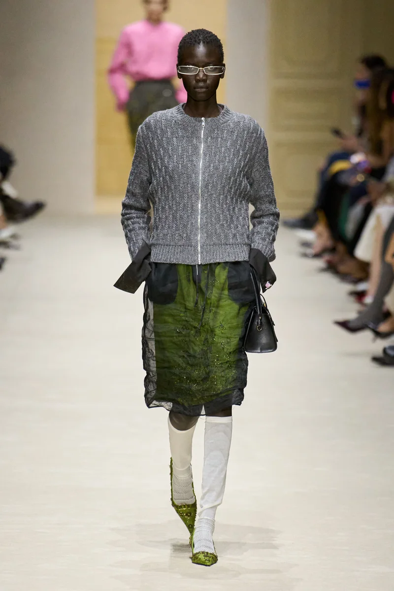 Сірий в'язаний бомбер Prada з прозорою зеленою спідницею